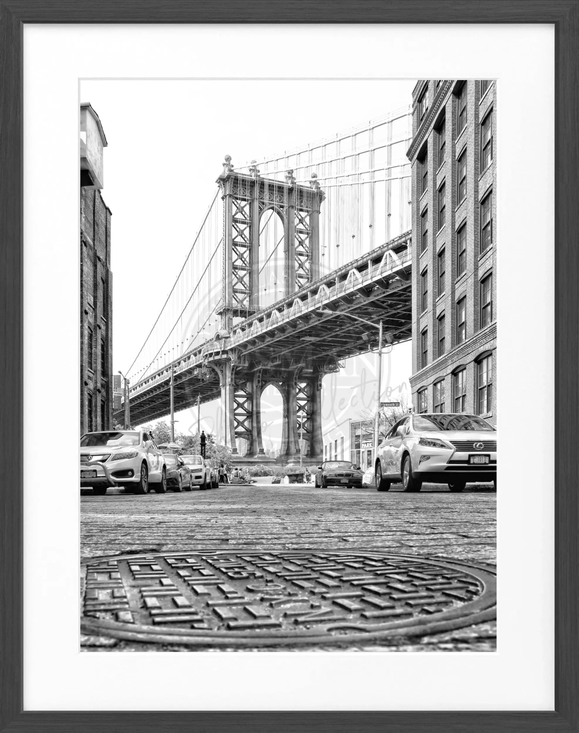 Schwarz-weiß Poster mit Rahmen, zeigt die Brooklyn Bridge in New York, im Stil der Cosman-Photocollection, 25x31cm.