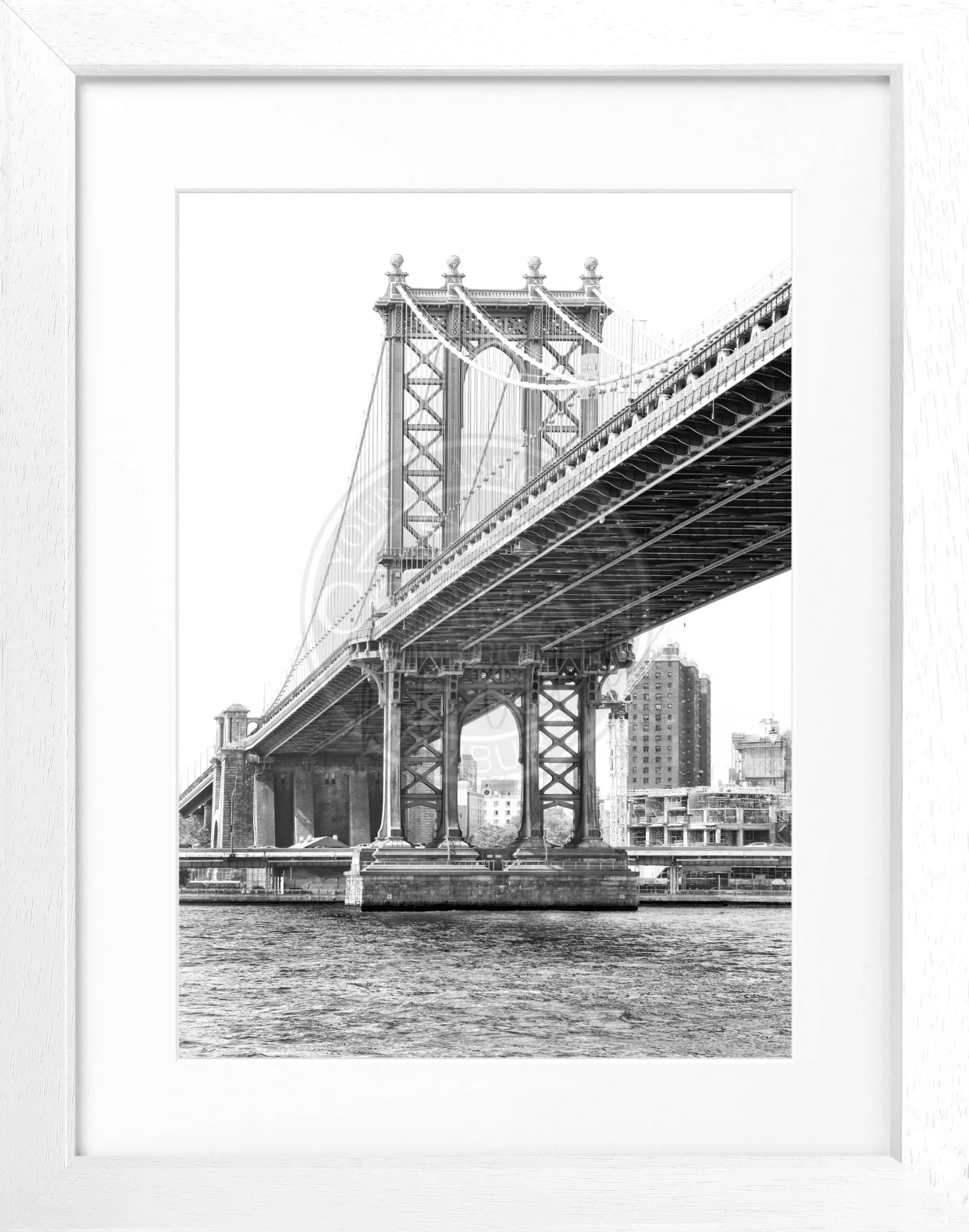 Schwarz-weiß Poster mit Rahmen von Cosman-Photocollection, zeigt die Manhattan Bridge in New York, Maße 25x31 cm.