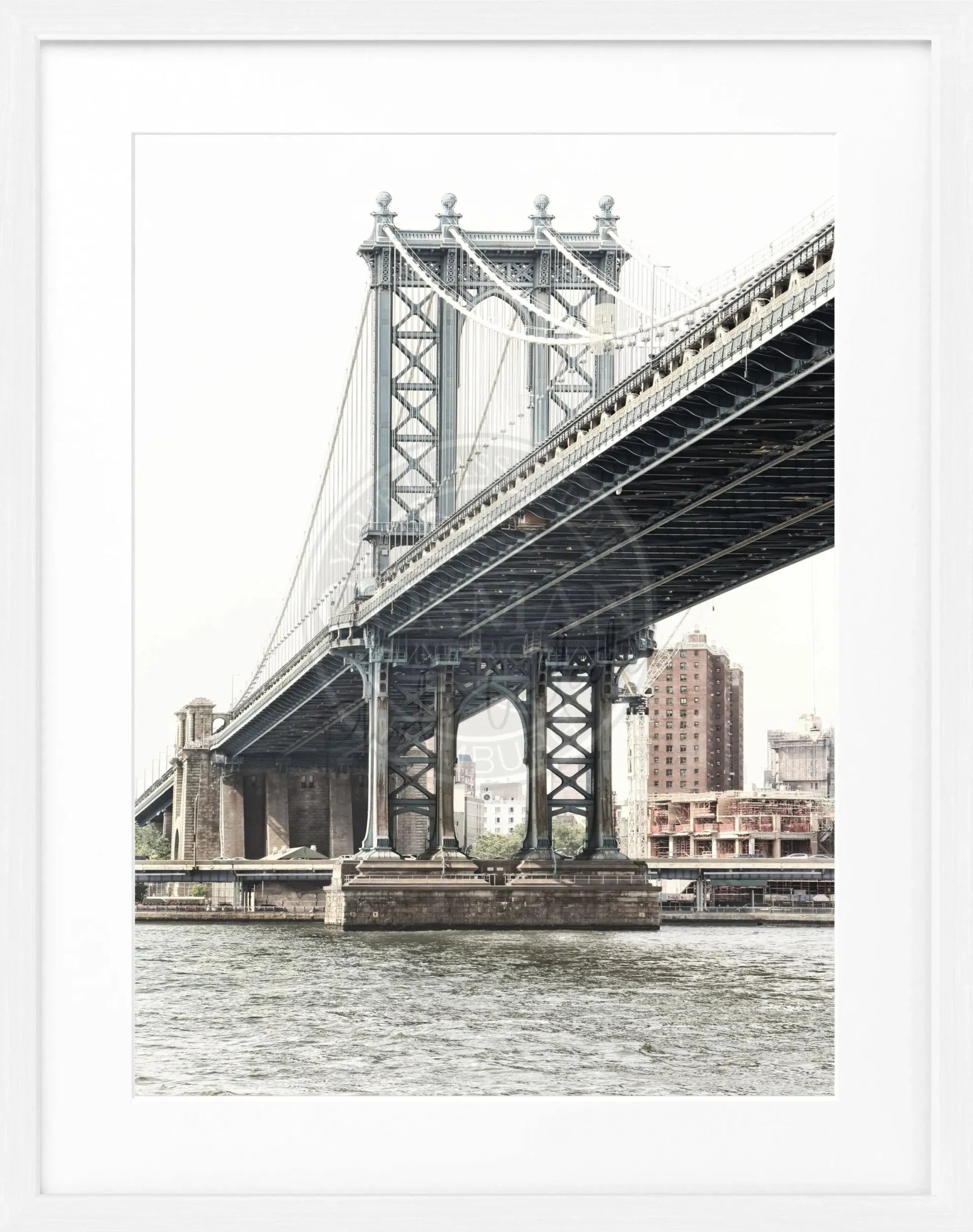 Schwarz-weiß Poster mit Rahmen, zeigt den Manhattan Bridge in New York, von Cosman-Photocollection, 25x31 cm, urbanes Stadtbild.
