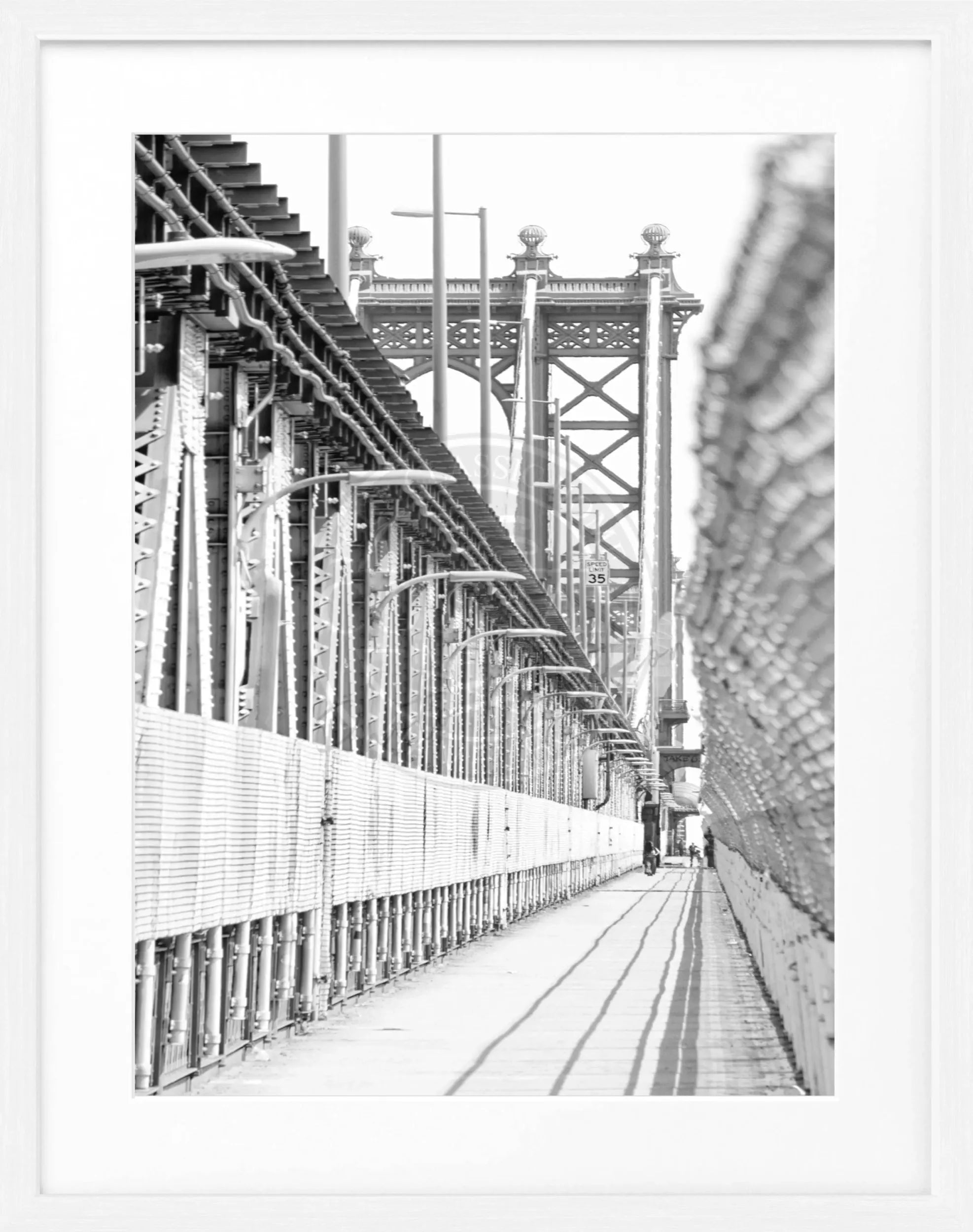 Schwarz-weiß Poster mit Rahmen von Cosman-Photocollection, zeigt die Manhattan Bridge in New York, Maße 25x31 cm.