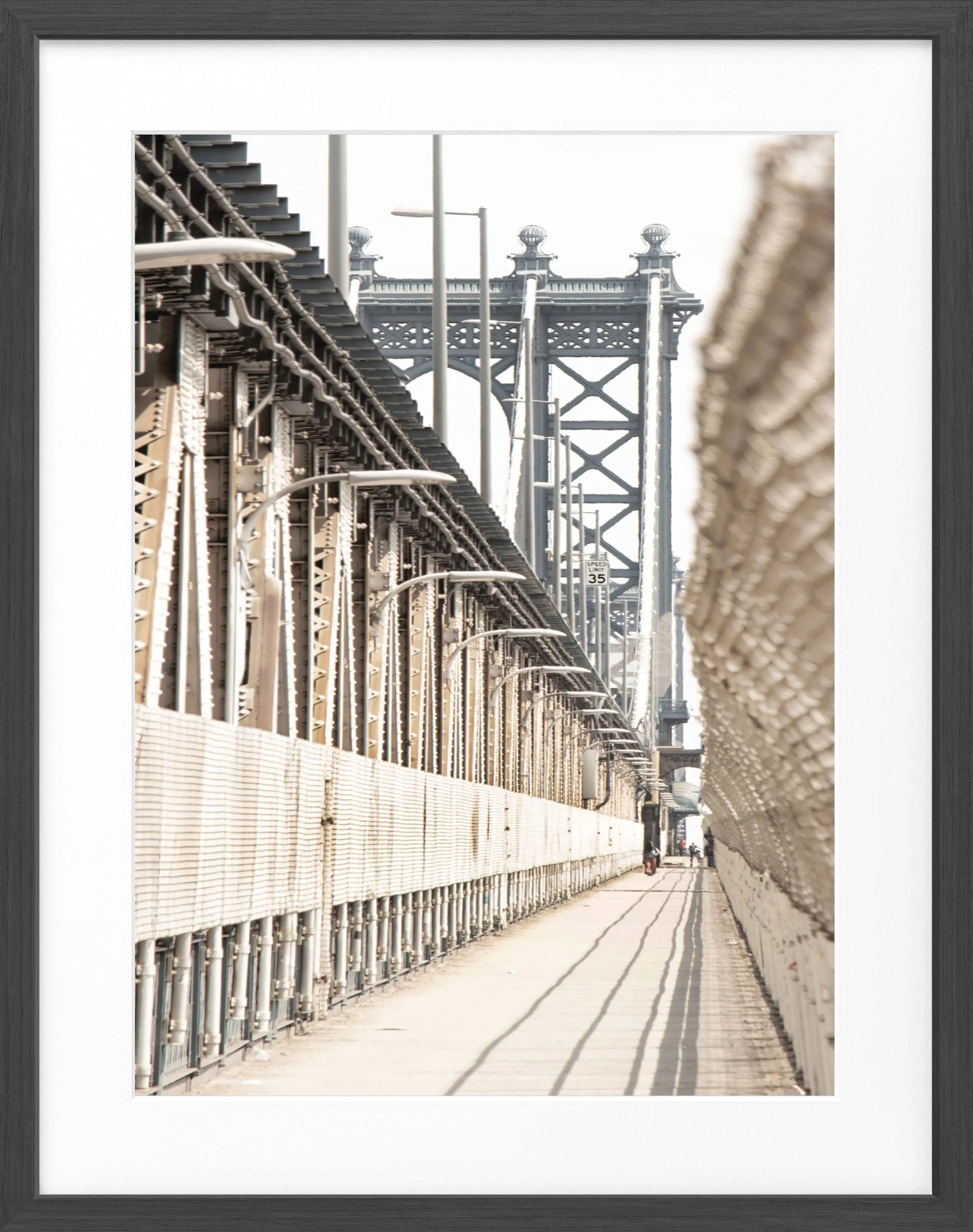 Schwarz-weiß Poster mit Rahmen, zeigt die Manhattan Bridge in New York, von Cosman-Photocollection, 25x31 cm.
