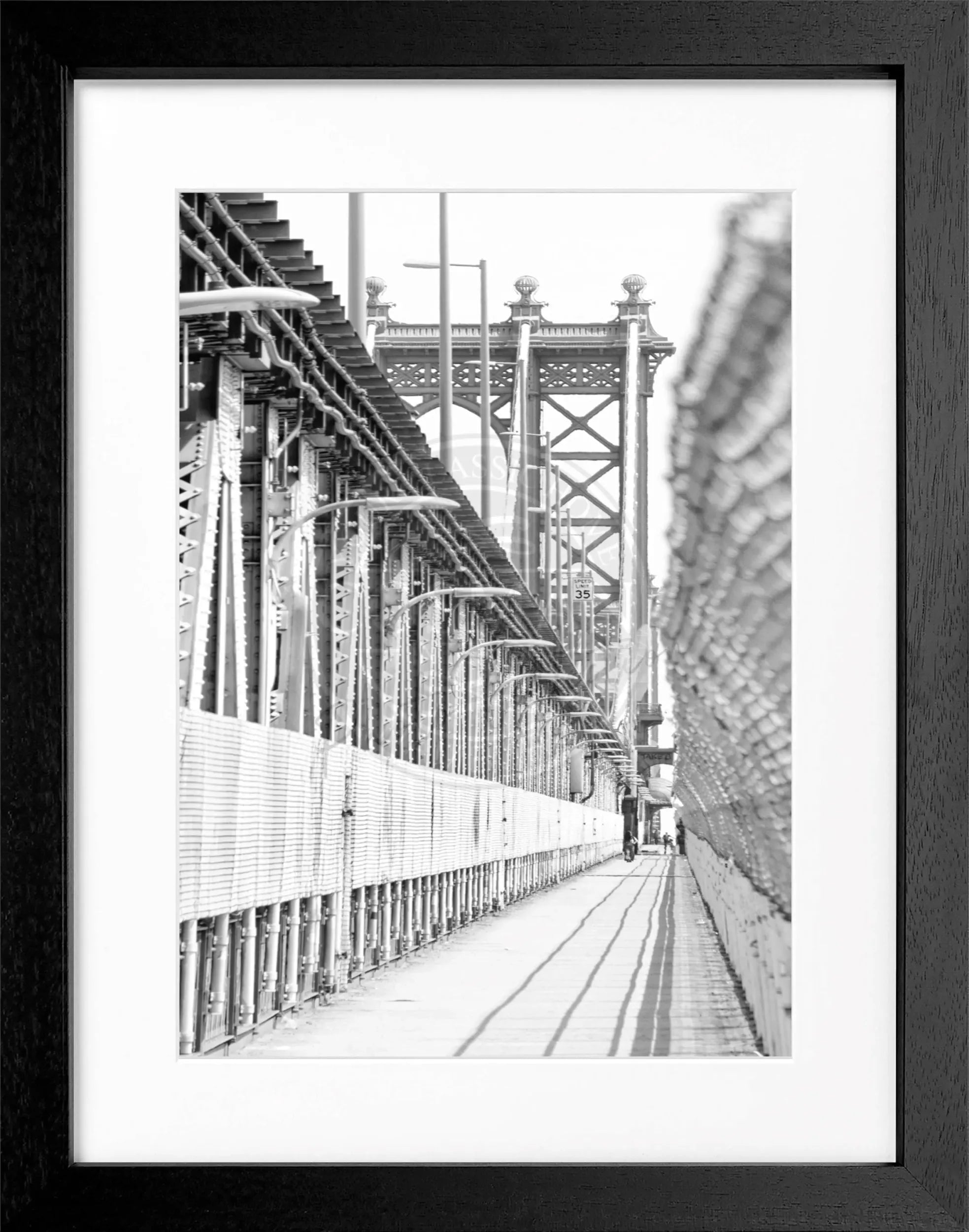 Schwarz-weiß Poster mit Rahmen von Cosman-Photocollection, Motiv Manhattan Bridge in New York, 25x31 cm