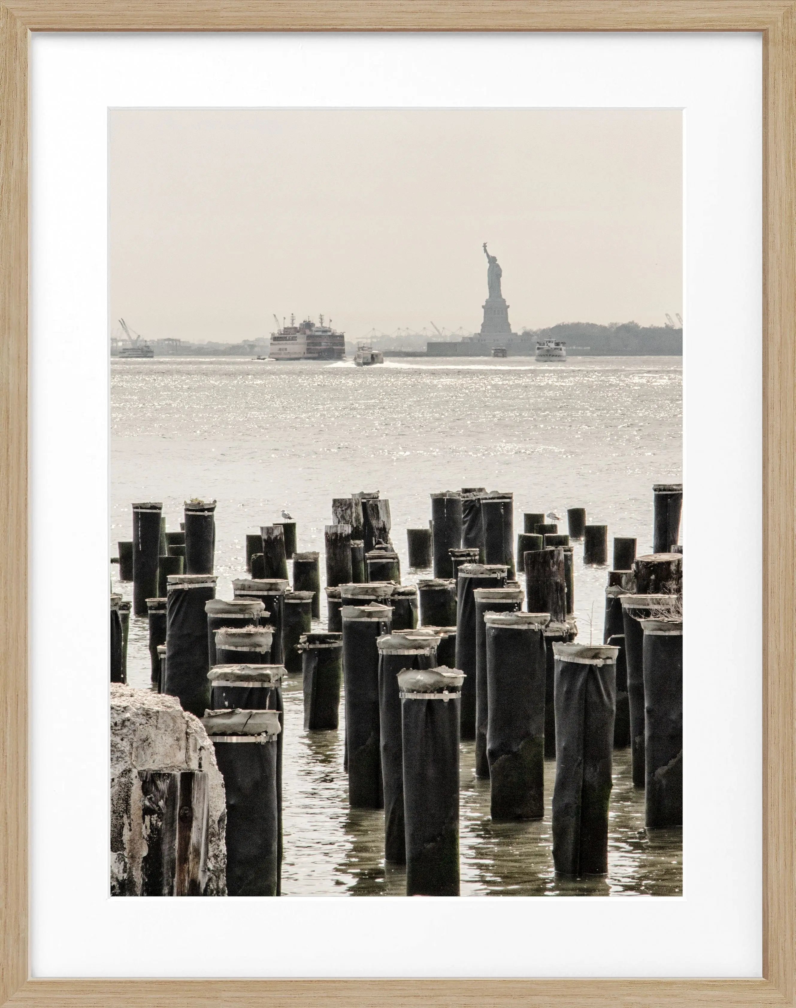 Schwarzes und weißes Poster mit Rahmen von Cosman-Photocollection, New York NY107, Motiv, 25x31 cm