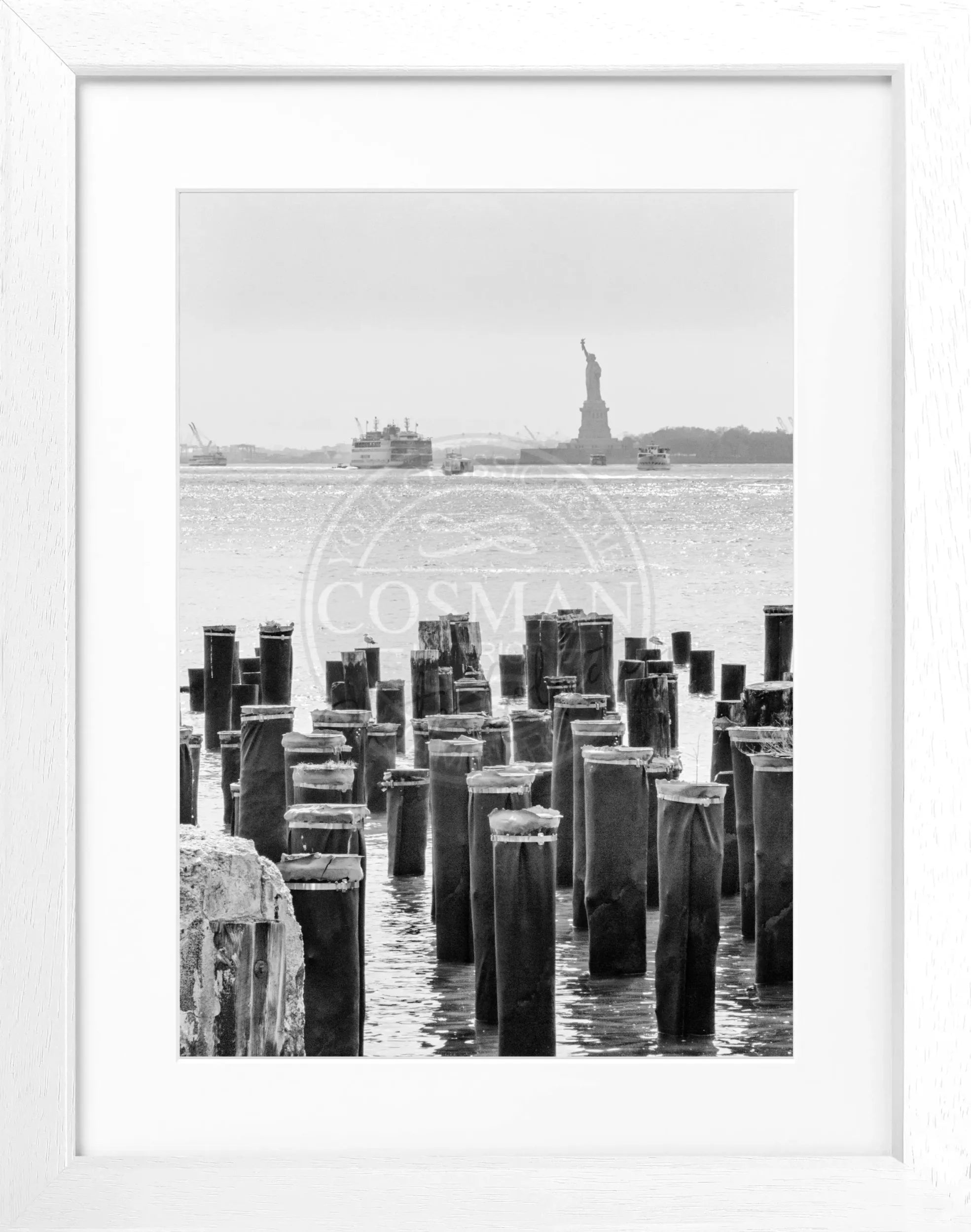 Schwarzer Rahmen um ein Schwarz-Weiß-Poster von New York NY107, 25x31 cm, von Cosman-Photocollection.