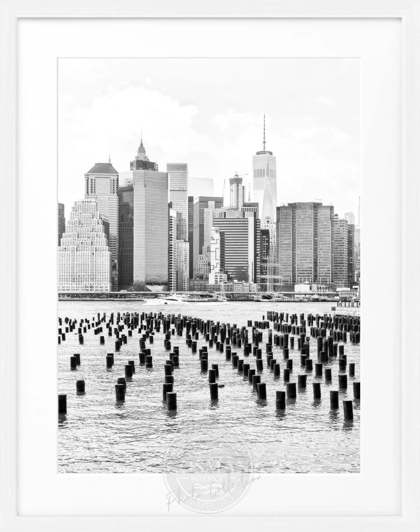 Schwarz-weiß Poster mit Rahmen von Cosman-Photocollection, Motiv des One World Trade Center in New York, 25x31 cm