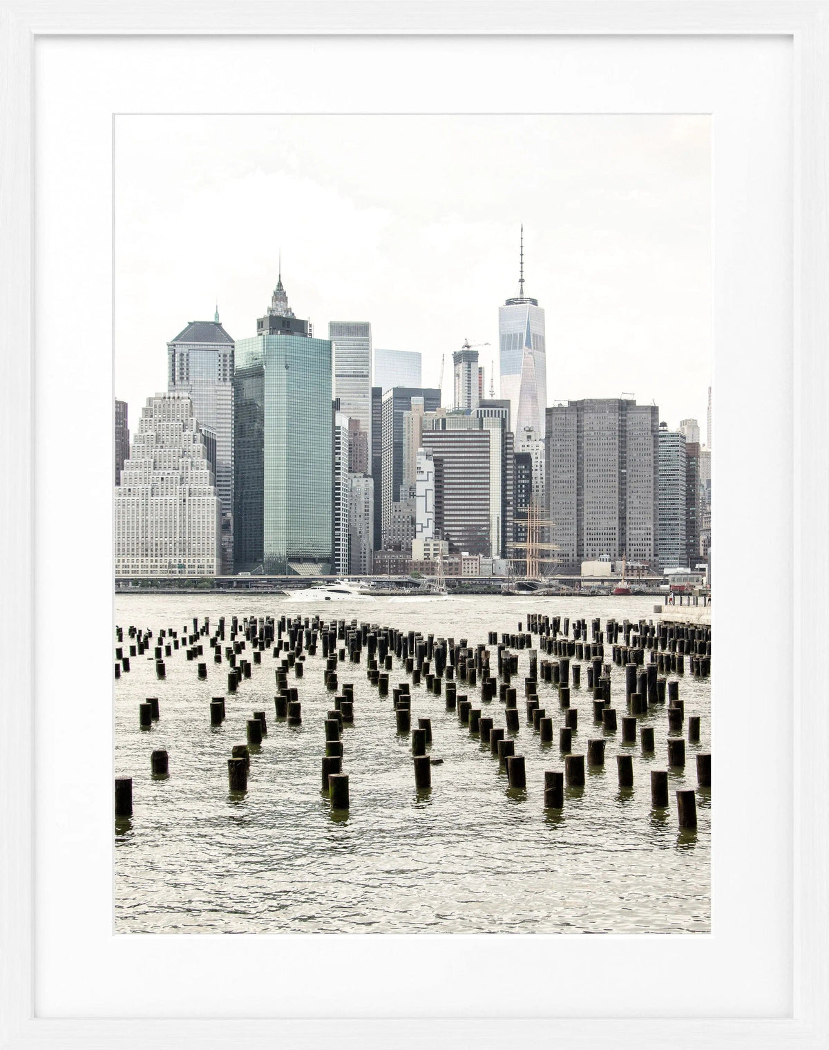 Schwarz-weiß Poster mit Rahmen, New York One World Trade Center, 25x31 cm, von Cosman-Photocollection.