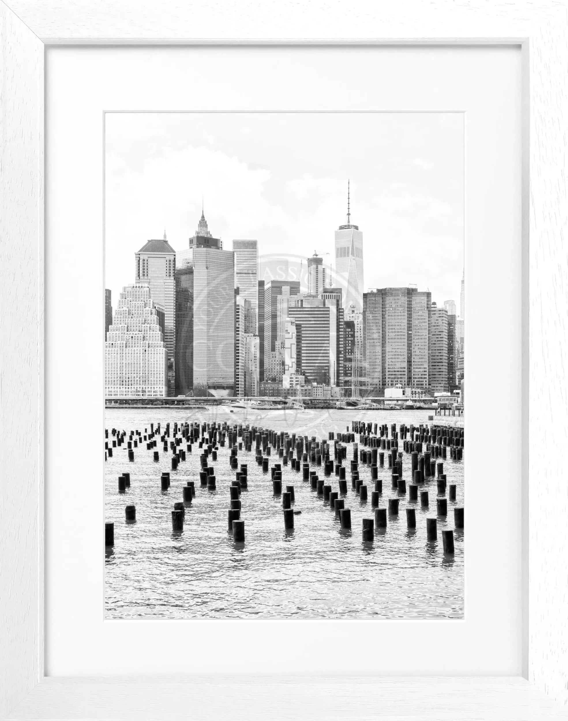Schwarz-weiß Poster mit Rahmen, New York City, One World Trade Center, von Cosman-Photocollection, 25x31 cm