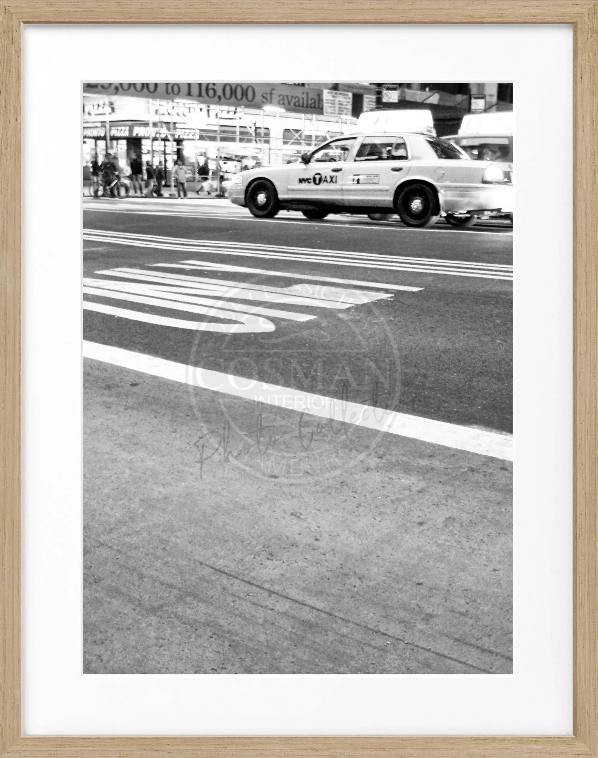 Schwarz-weiß Poster mit Rahmen, New York Motiv mit gelbem Cap, von Cosman-Photocollection, 25x31cm, stilvolles Wandbild
