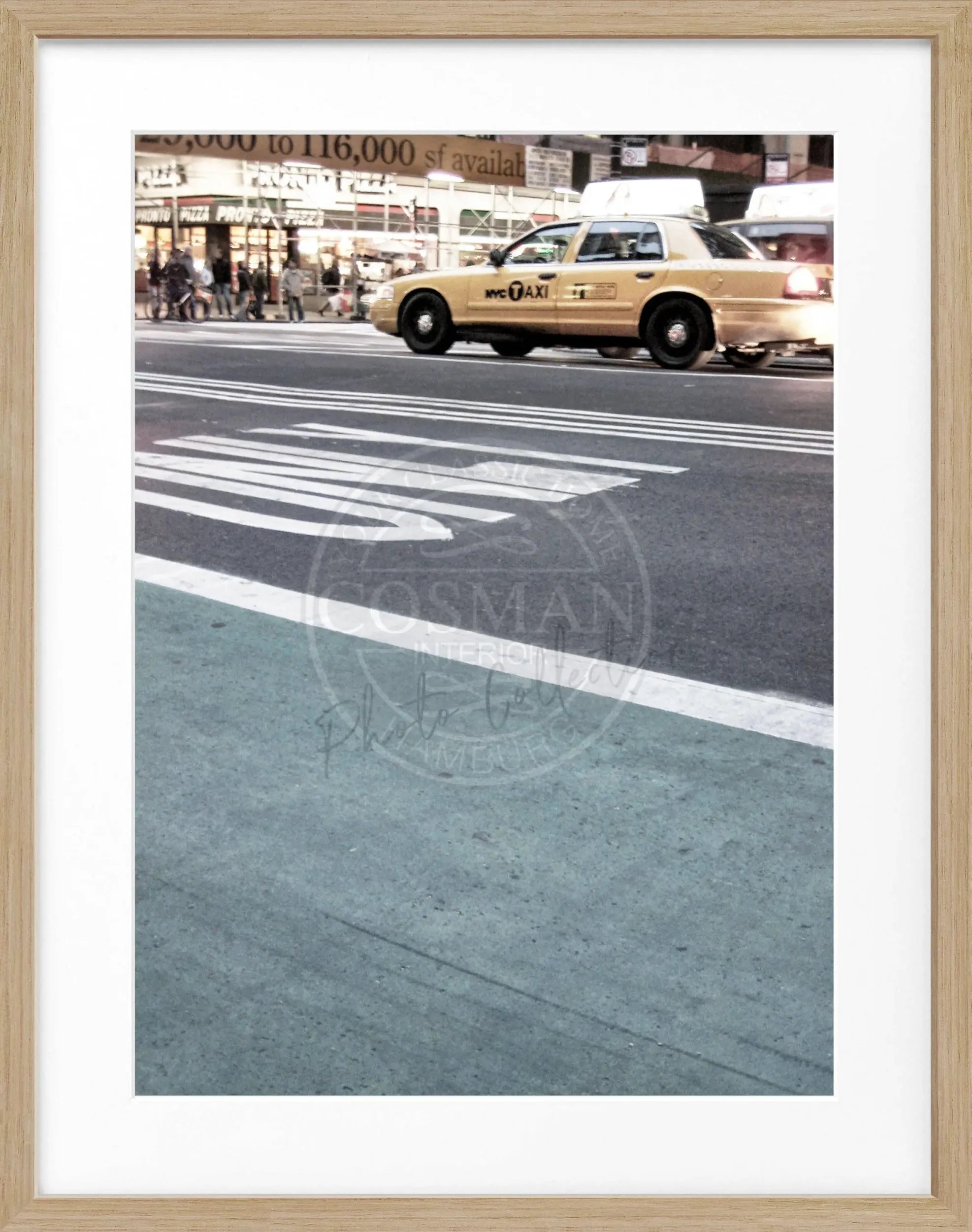 Schwarz-weiß Poster mit Rahmen von Cosman-Photocollection, New York ’Yellow Cap’ NY58, Motiv in 25x31 cm, urbanes Stadtbild