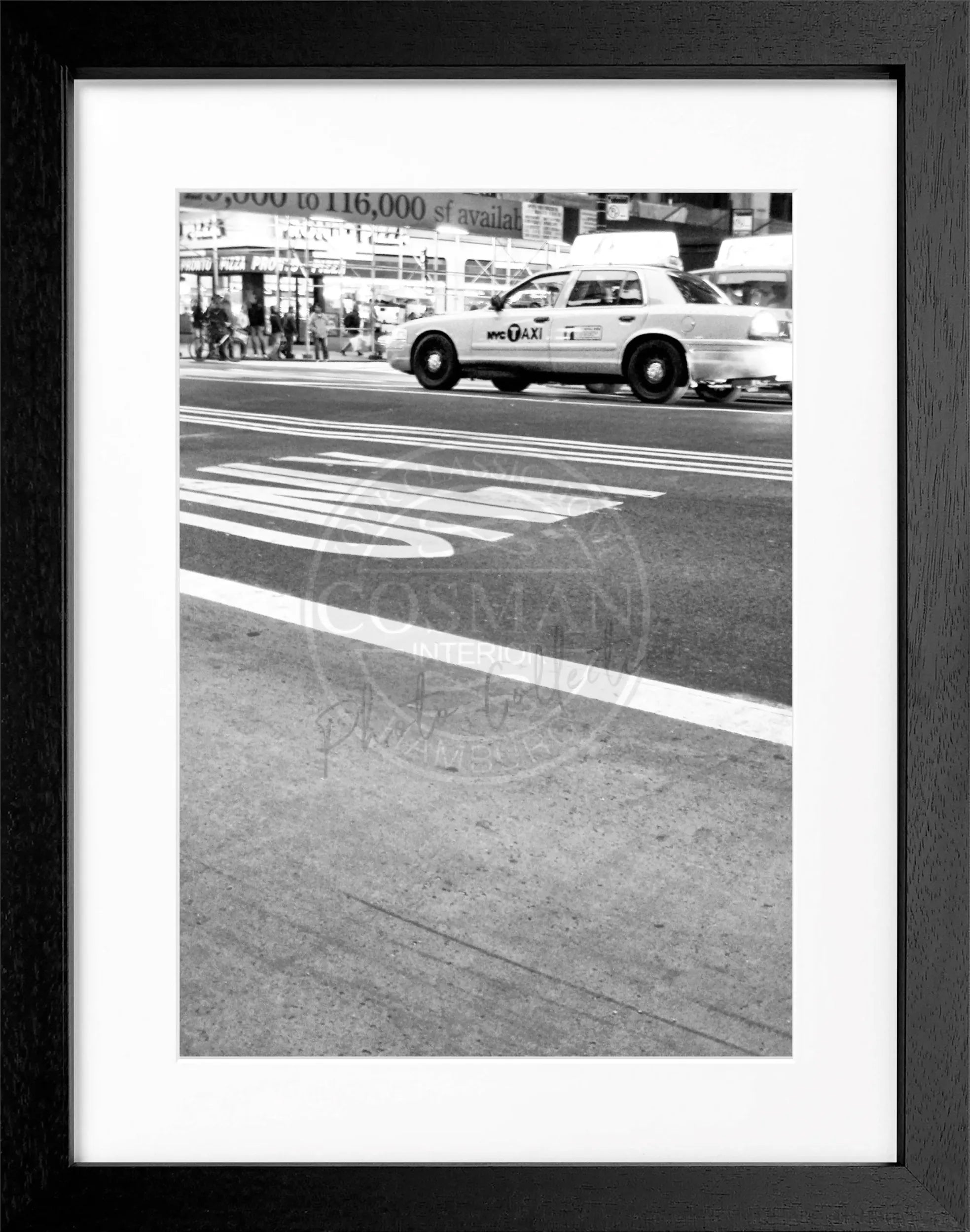 Schwarz-weiß Poster mit Rahmen, New York 'Yellow Cap' Motiv, 25x31cm, von Cosman-Photocollection.