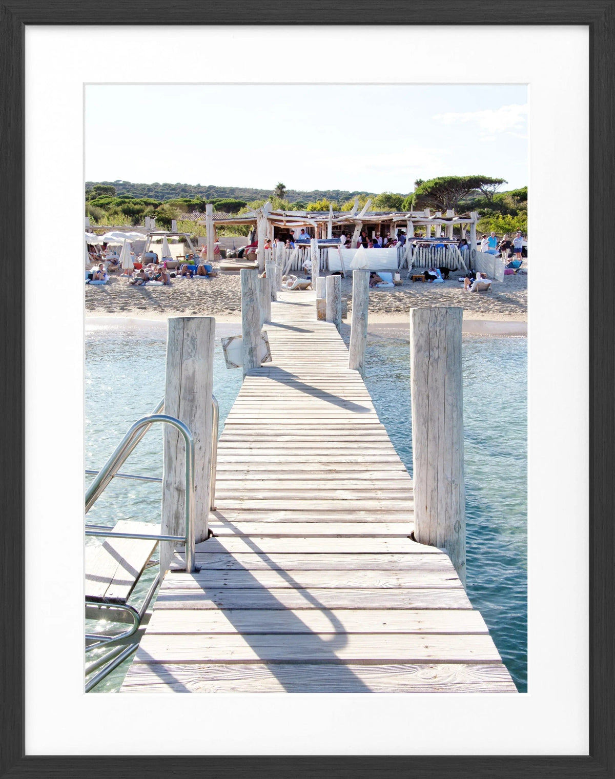 Schwarz-weiß Poster mit Rahmen, Saint Tropez Beach Le Club 55 Motiv, von Cosman-Photocollection, 25x31 cm