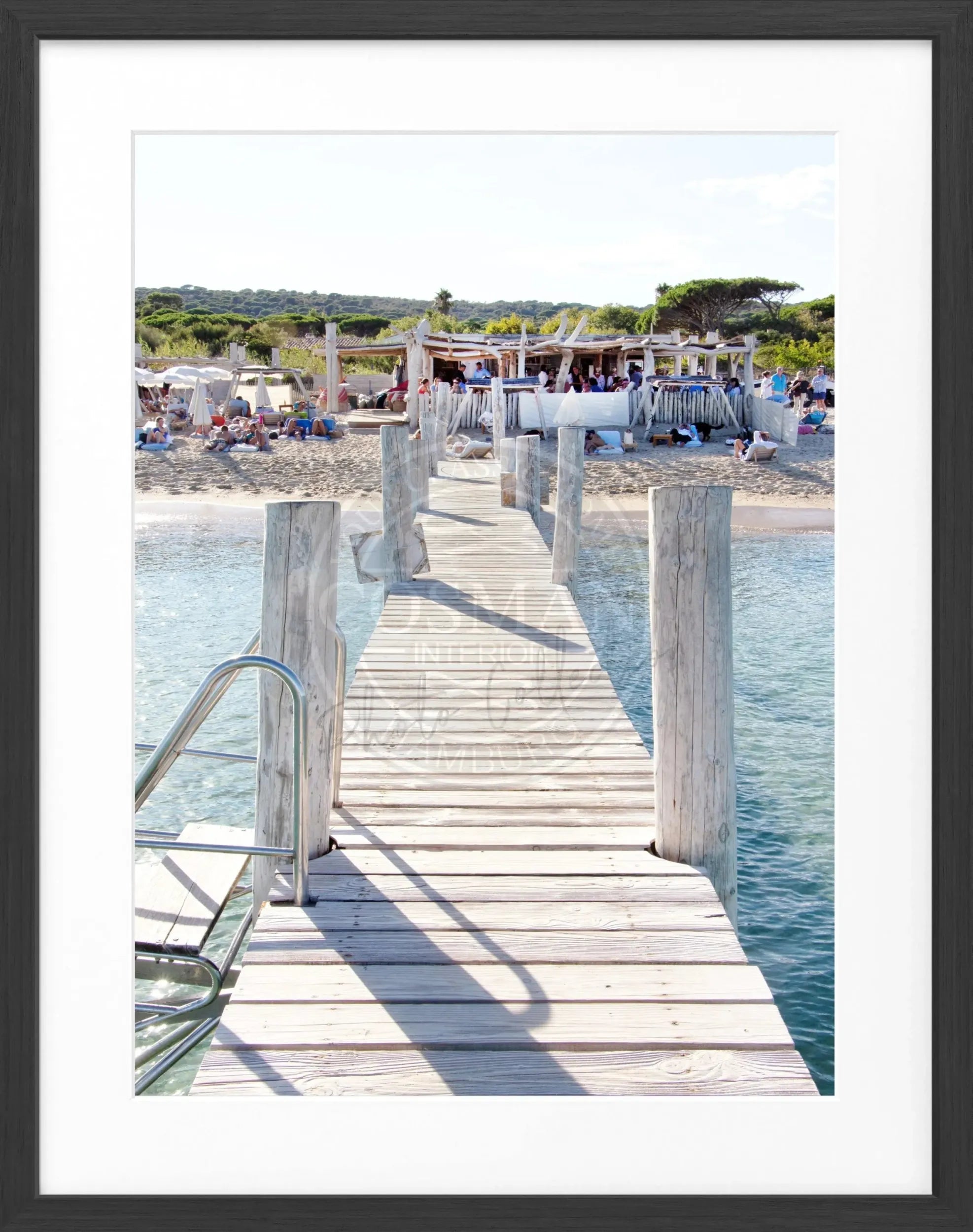 Schwarz-weiß Poster mit Rahmen, Saint Tropez Beach Le Club 55 Motiv, von Cosman-Photocollection, 25x31 cm