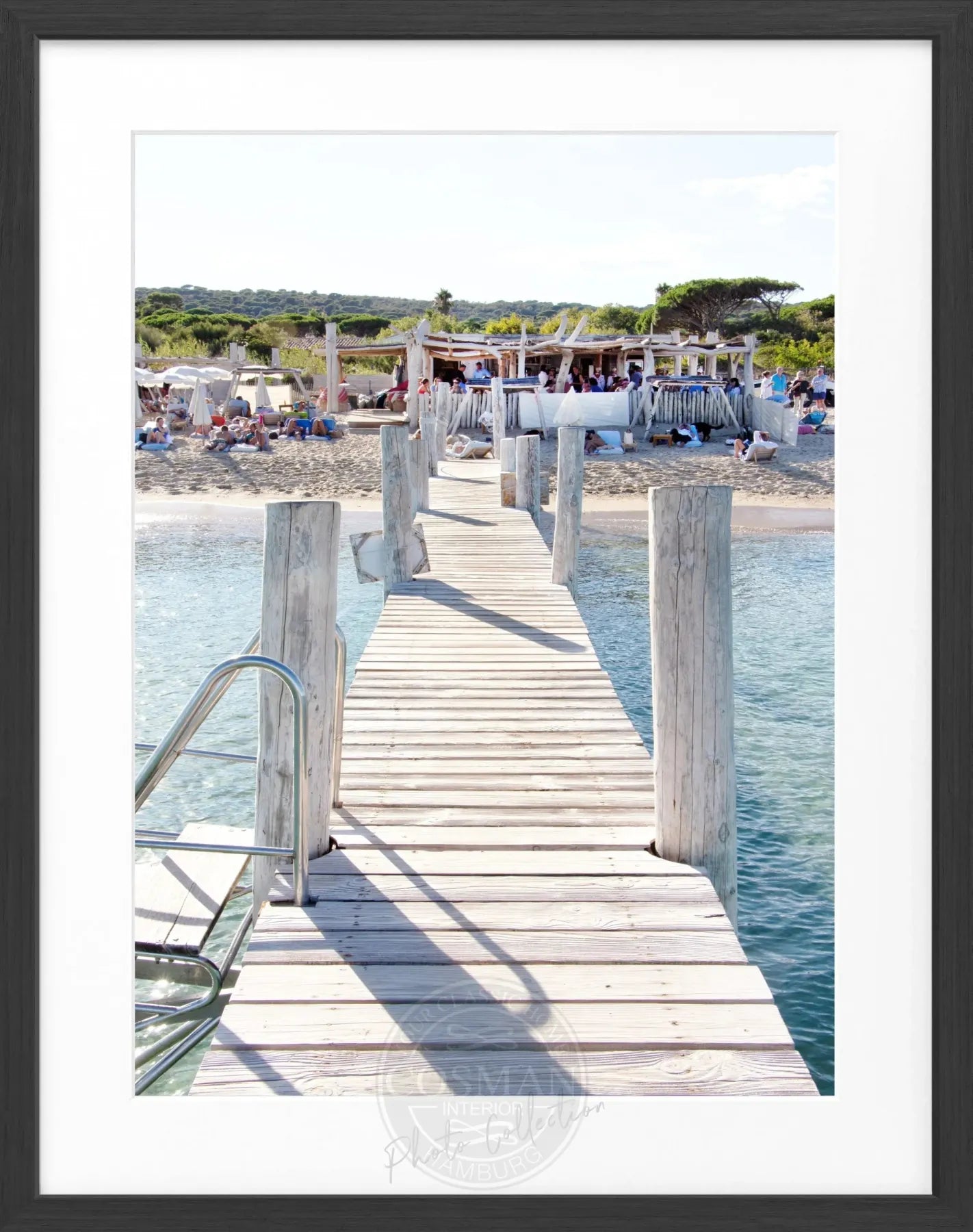 Schwarz-weiß Poster mit Rahmen, Saint Tropez Beach Le Club 55 Motiv, von Cosman-Photocollection, 25x31 cm