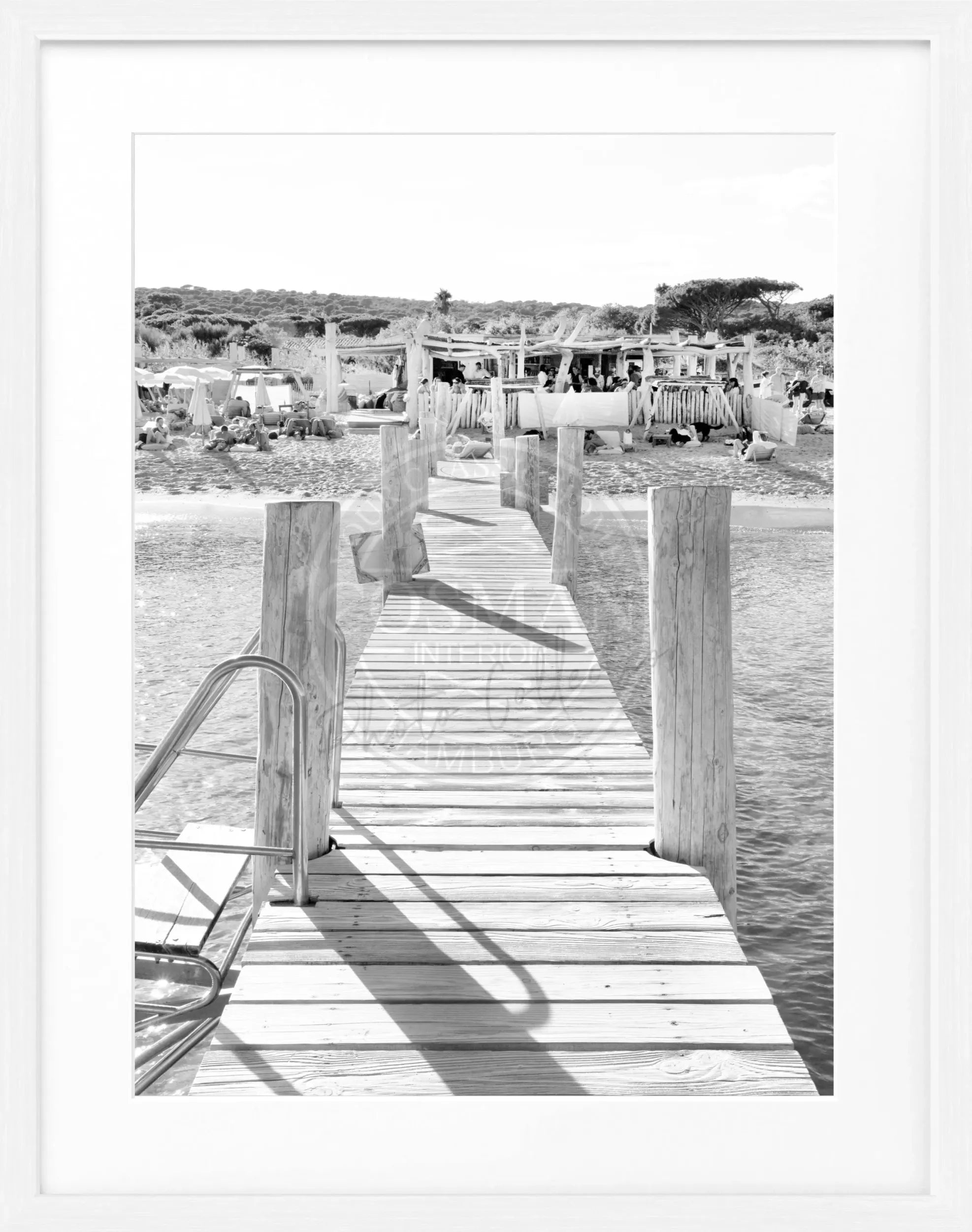 Schwarz-weiß Poster mit Rahmen von Cosman-Photocollection, Motiv Saint Tropez Beach Le Club 55, 25x31 cm.