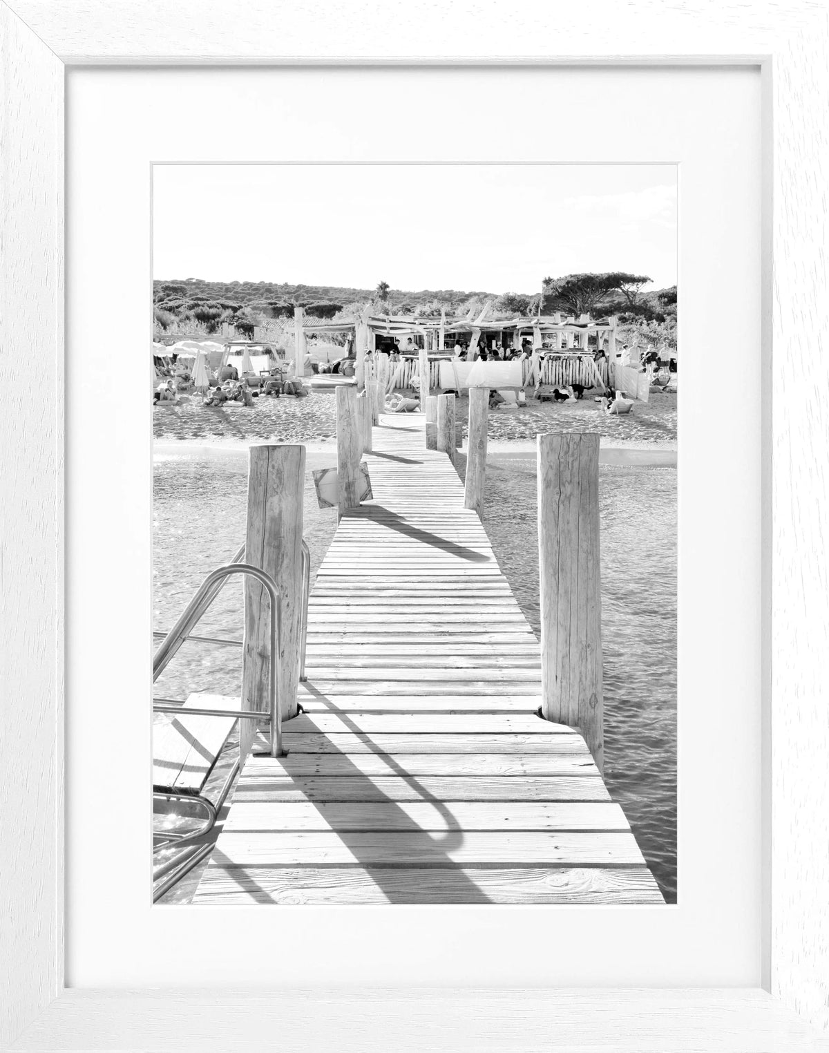 Schwarz-weiß Poster mit Rahmen von Cosman-Photocollection, Motiv Saint Tropez Beach Le Club 55, Maße 25x31 cm