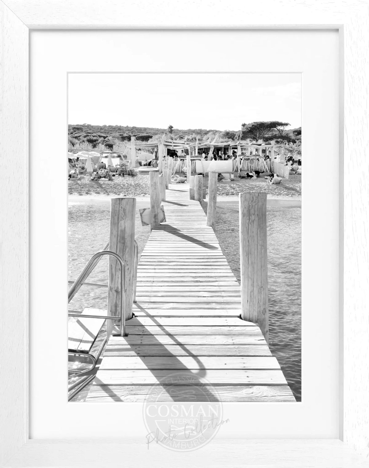 Schwarz-weiß Poster mit Rahmen von Cosman-Photocollection, Motiv Saint Tropez Beach Le Club 55, Maße 25x31 cm