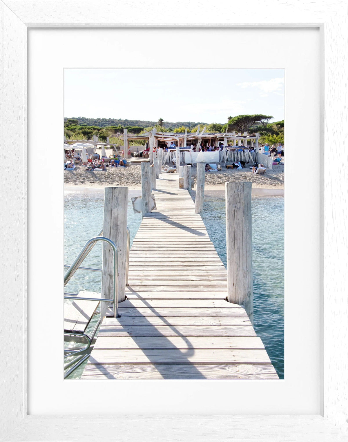 Schwarz-Weiß Poster mit Rahmen von Cosman-Photocollection, Motiv von Saint Tropez Beach Le Club 55, 25x31 cm.