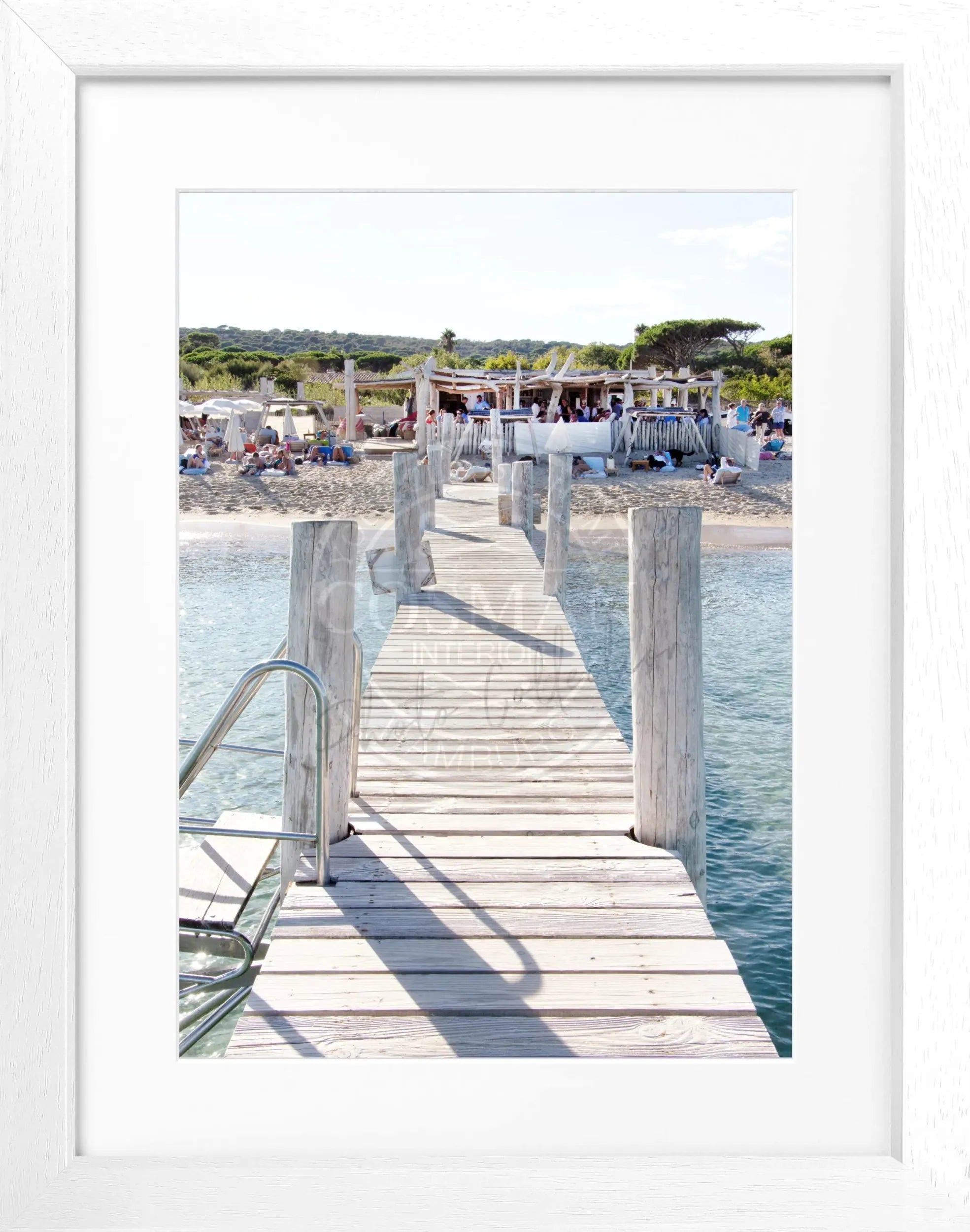 Schwarz-Weiß Poster mit Rahmen von Cosman-Photocollection, Motiv von Saint Tropez Beach Le Club 55, 25x31 cm.
