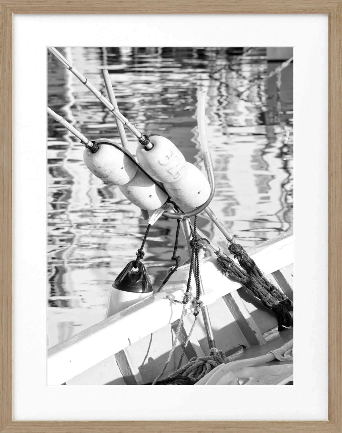 Schwarz-weiß Poster mit Rahmen von Cosman-Photocollection, Motiv eines Bootes in Saint Tropez, Maße 25x31 cm.