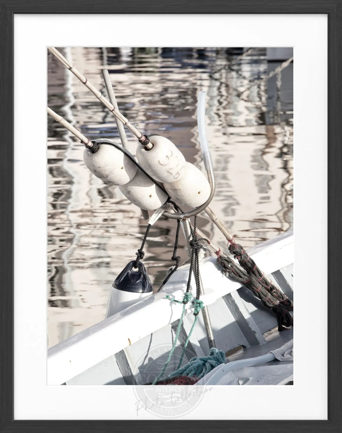 Schwarz-weiß Poster mit Rahmen von Cosman-Photocollection, zeigt ein Boot in Saint Tropez, Maße 25x31 cm.