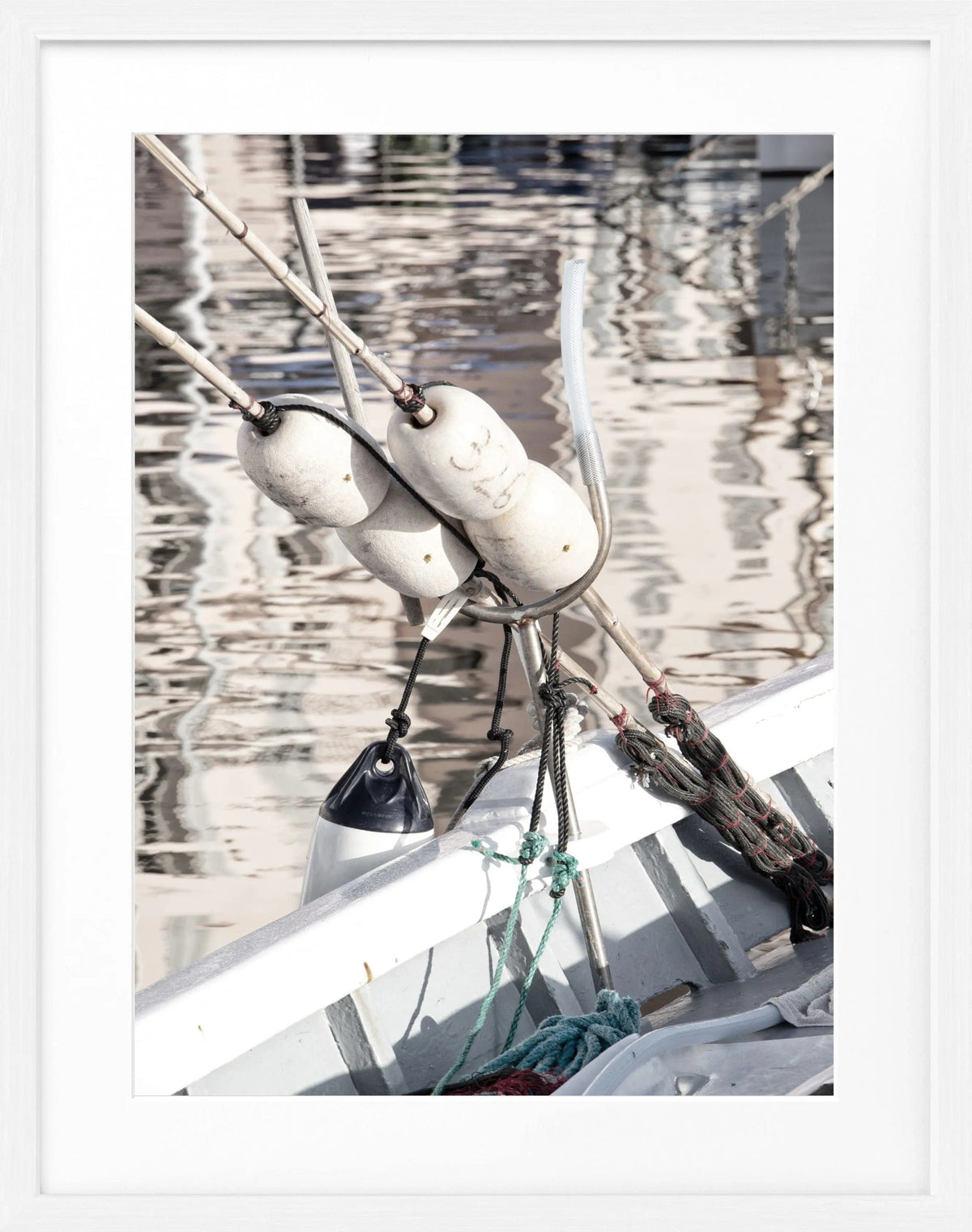 Schwarz-weiß Poster mit Rahmen von Cosman-Photocollection, Motiv eines Bootes in Saint Tropez, 25x31 cm.