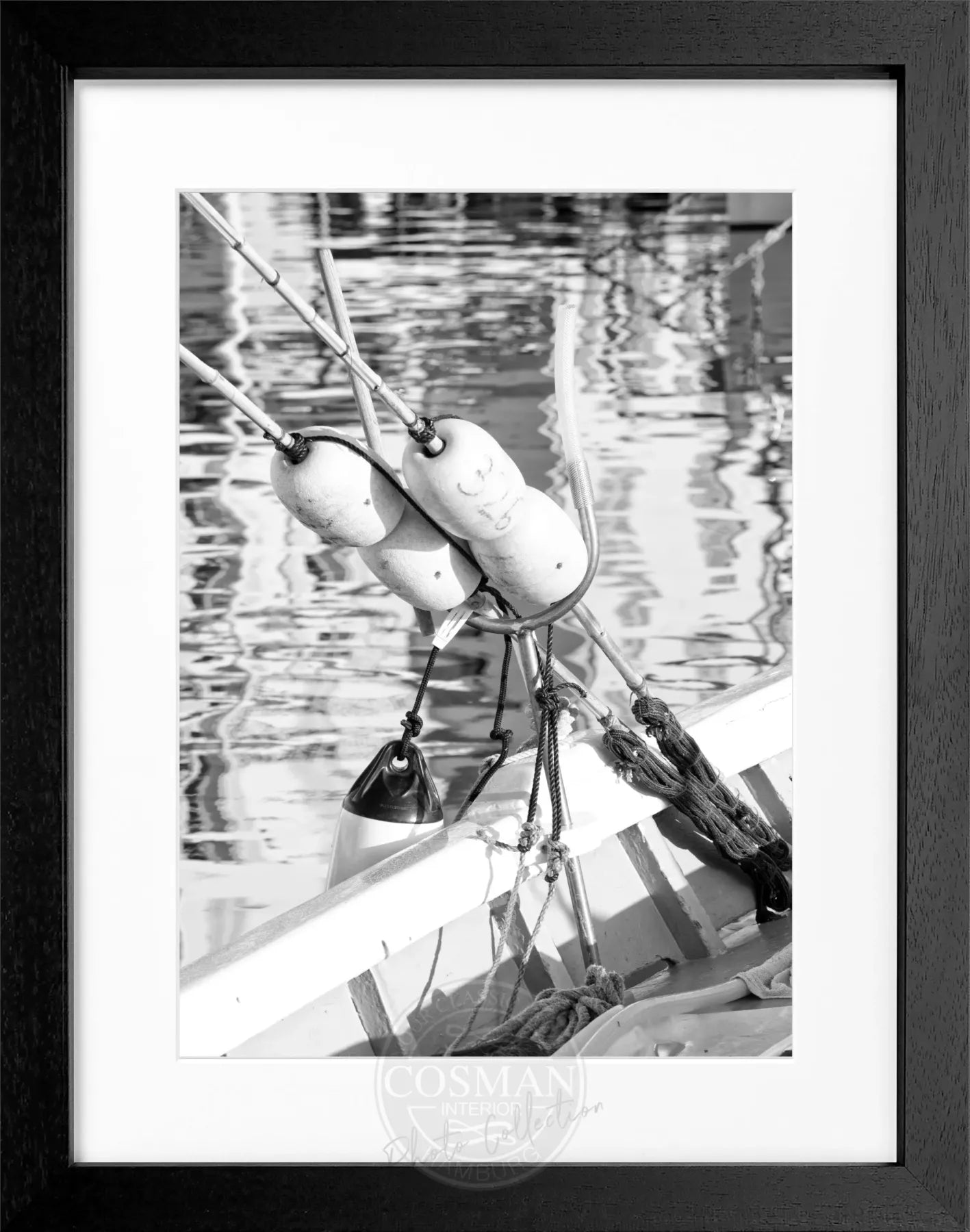 Schwarz-weiß Poster mit Rahmen, zeigt ein Boot in Saint Tropez, von Cosman-Photocollection, 25x31 cm, stilvolles maritimes Motiv