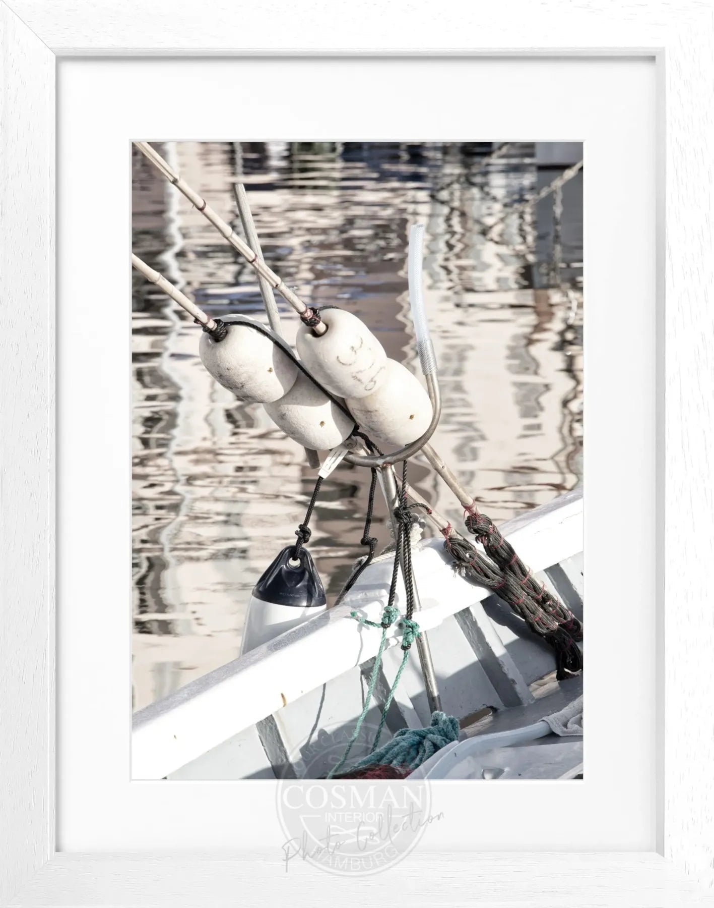 Schwarz-weiß Poster mit Rahmen, Saint Tropez Boot, von Cosman-Photocollection, 25x31 cm, elegantes Meeresmotiv.