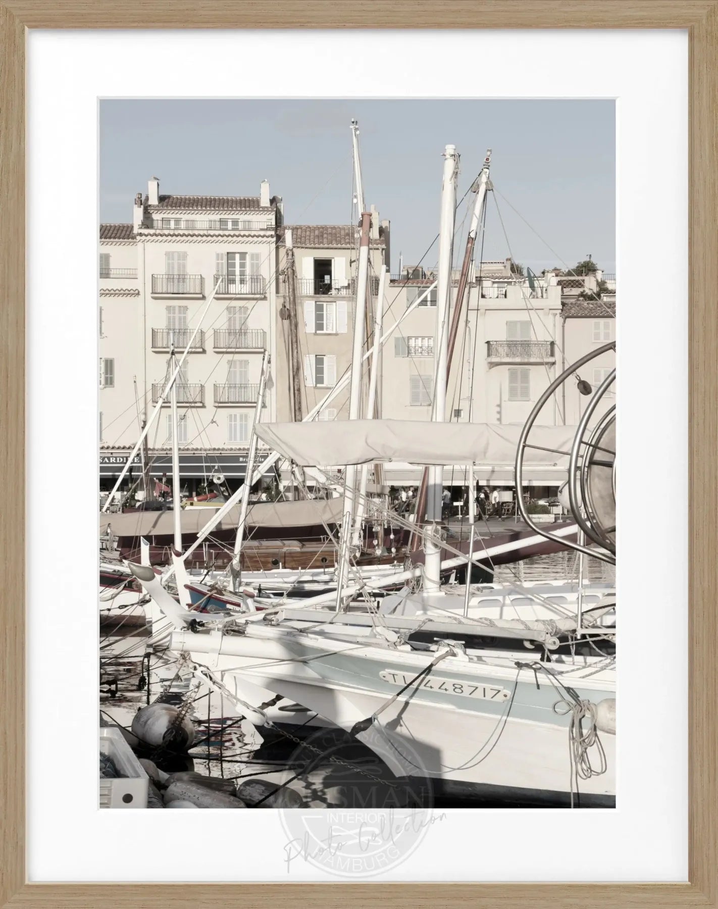 Schwarz-weiß Poster mit Rahmen von Cosman-Photocollection, Motiv eines Bootes in Saint Tropez, Maße 25x31 cm.