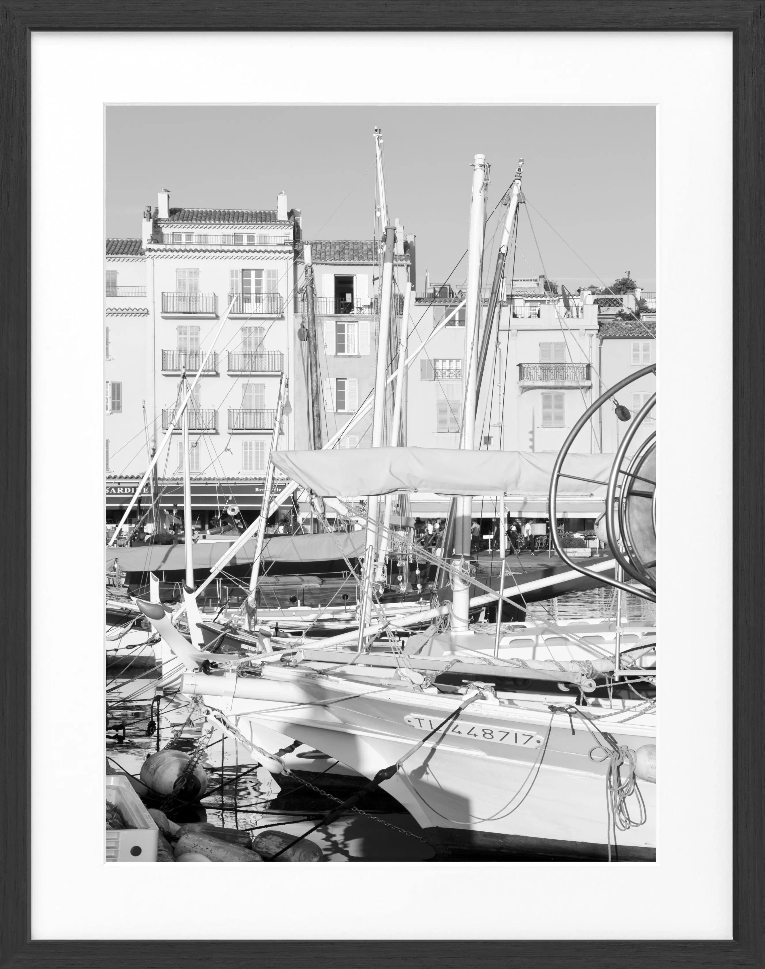 Schwarz-weiß Poster mit Rahmen, Saint Tropez Boot Motiv, von Cosman-Photocollection, 25x31cm, elegant und modern Wanddekoration
