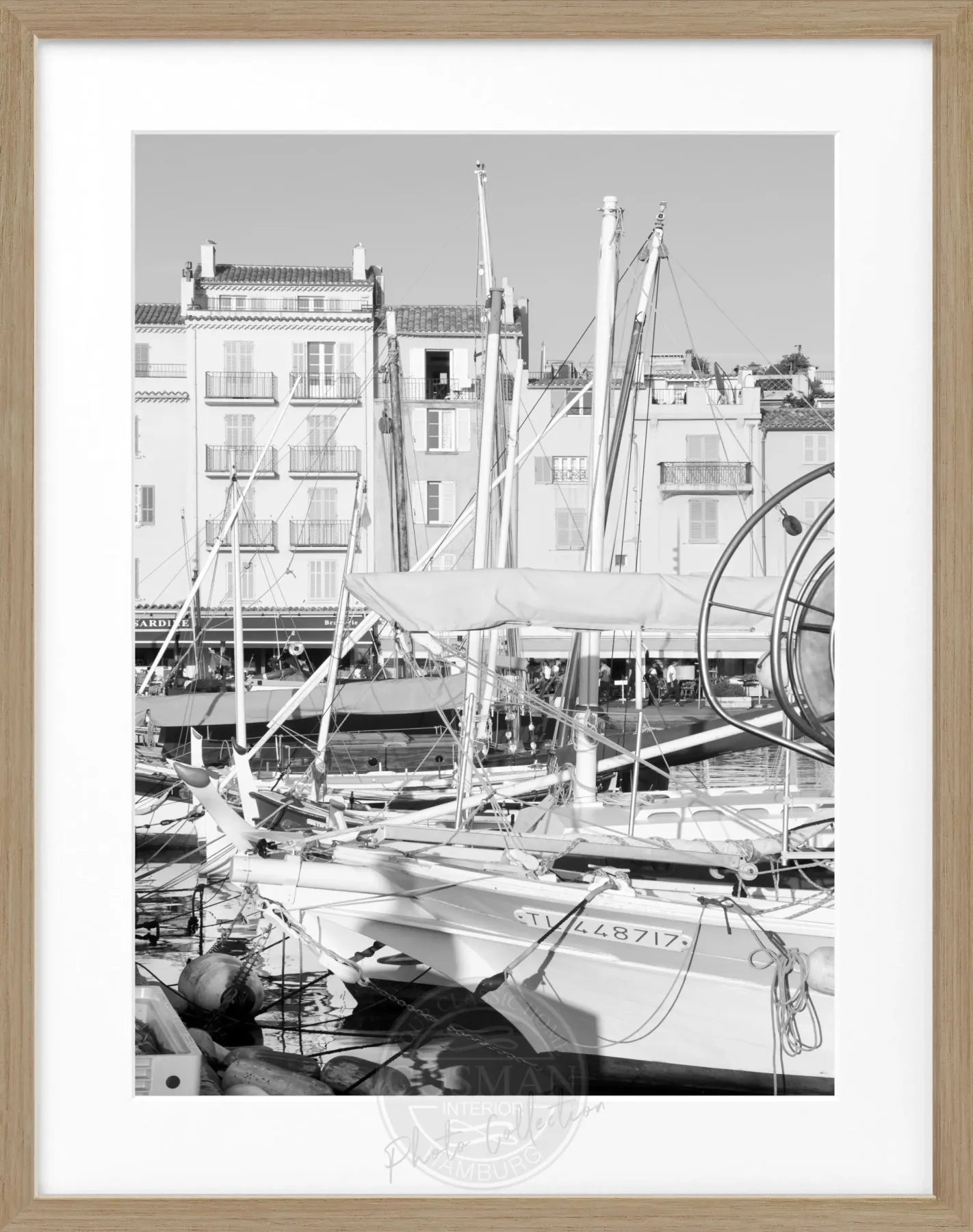 Schwarz-weiß Poster mit Rahmen von Cosman-Photocollection, Motiv eines Bootes in Saint Tropez, 25x31 cm, Kunstfoto.