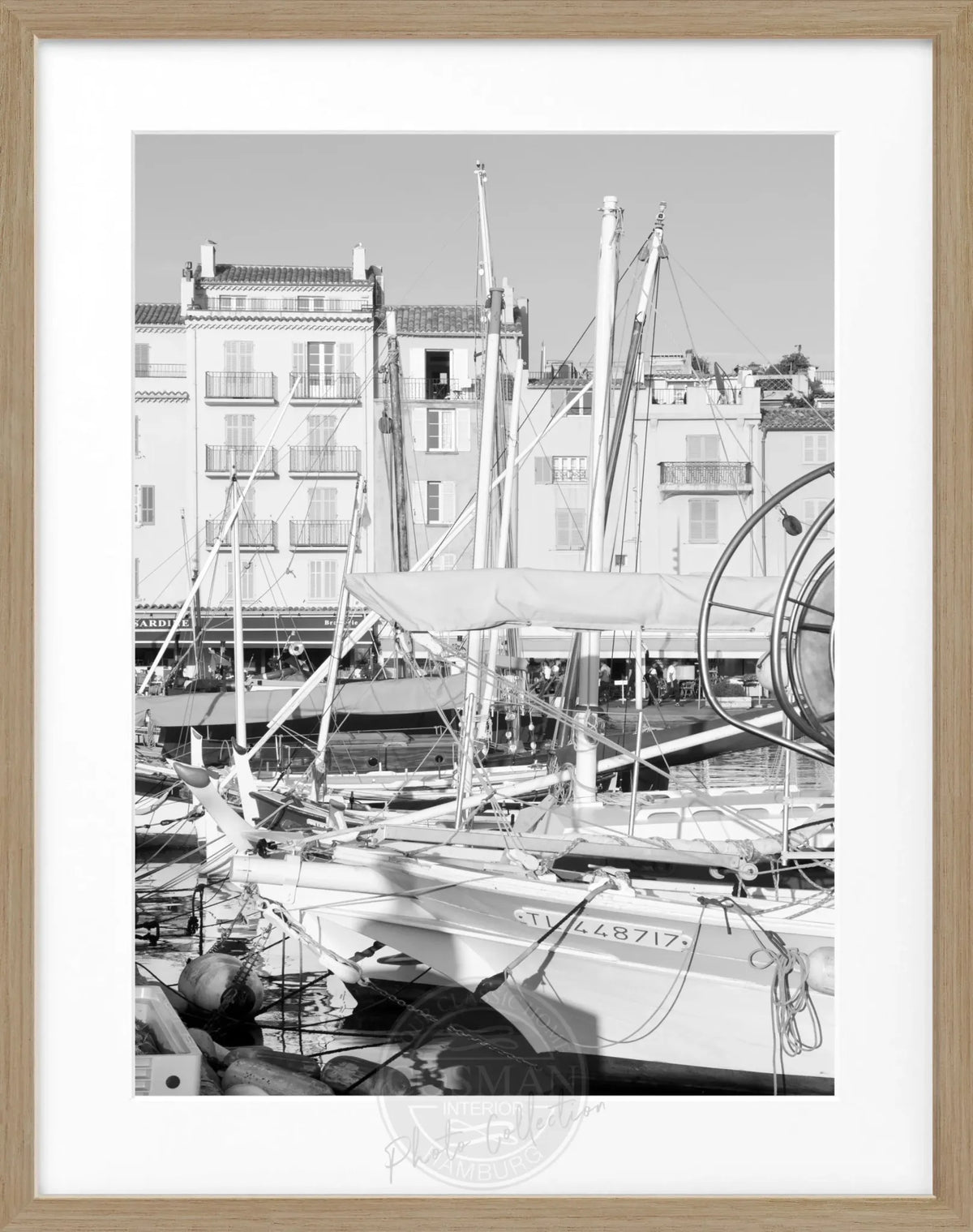 Schwarz-weiß Poster mit Rahmen von Cosman-Photocollection, Motiv eines Bootes in Saint Tropez, 25x31 cm, Kunstfoto.