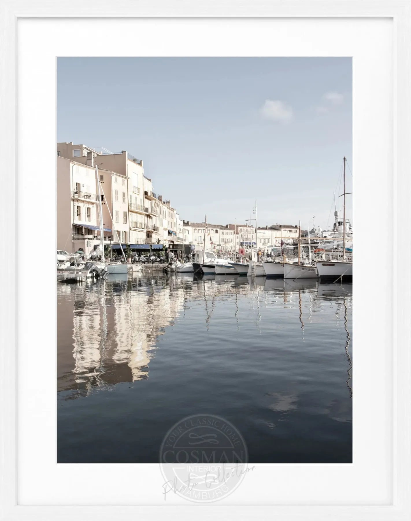 Schwarz-weiß Poster mit Rahmen von Cosman-Photocollection, zeigt den Hafen in Saint Tropez, Maße 25x31cm.