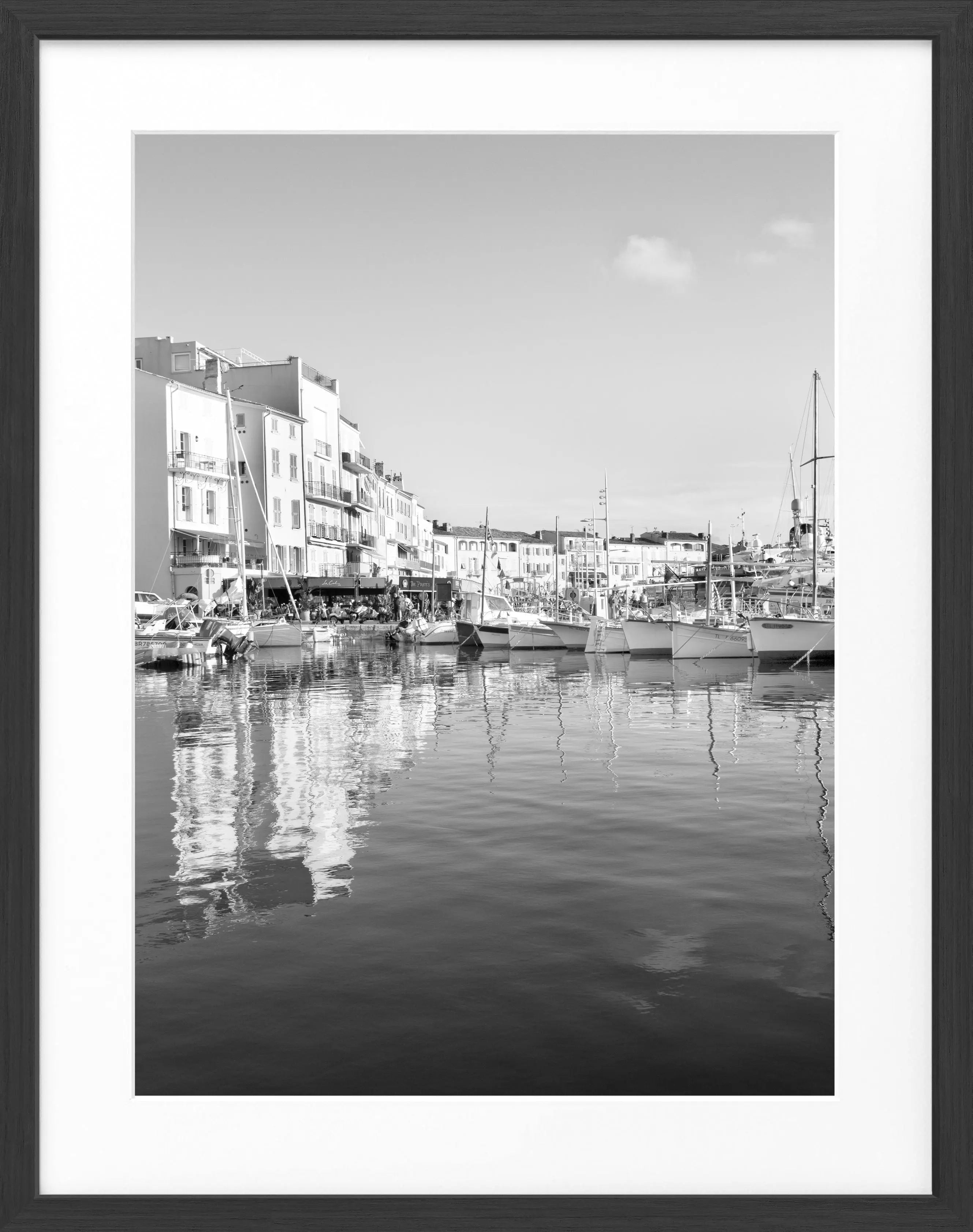 Schwarz-weiß Poster mit Rahmen, zeigt den Hafen von Saint Tropez, von Cosman-Photocollection, 25x31 cm, kunstvoll und stilvoll.