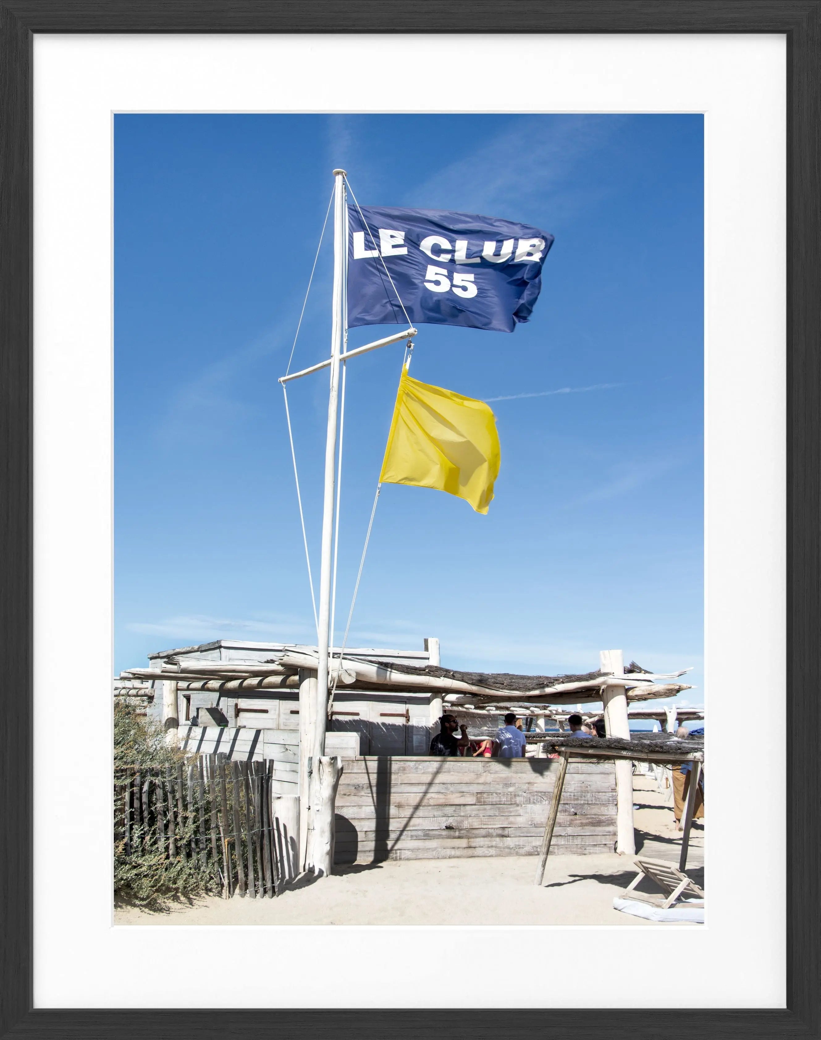 Schwarz-weiß Poster mit Rahmen von Saint Tropez 'Le Club 55' von Cosman-Photocollection, 25x31cm, stilvolle Wanddekoration.
