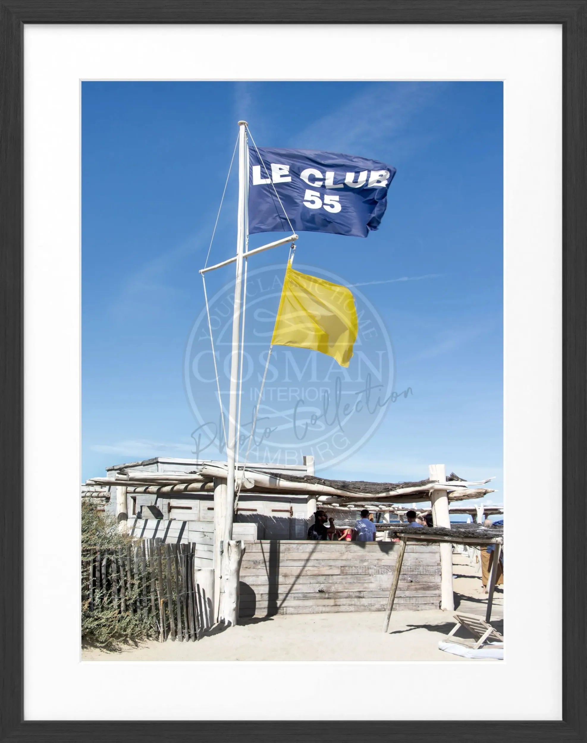 Schwarz-weiß Poster mit Rahmen von Saint Tropez 'Le Club 55' von Cosman-Photocollection, 25x31cm, stilvolle Wanddekoration.