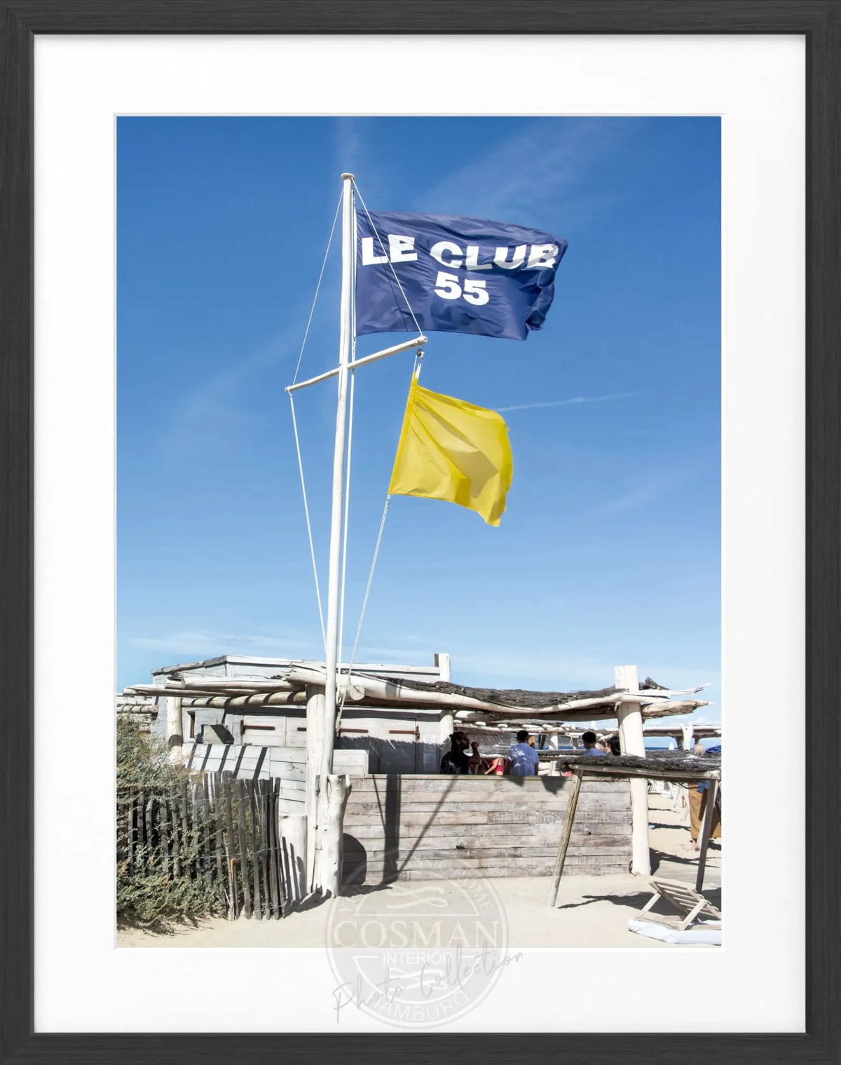 Schwarz-weiß Poster mit Rahmen von Saint Tropez 'Le Club 55' von Cosman-Photocollection, 25x31cm, stilvolle Wanddekoration.