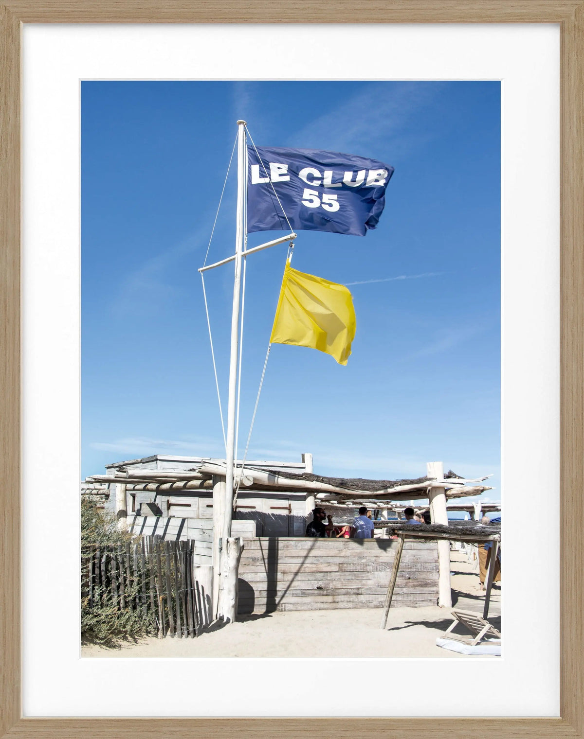 Schwarz-Weiß-Poster mit Rahmen von Cosman-Photocollection, zeigt das Motiv Saint Tropez ’Le Club 55’, Maße 25x31 cm.