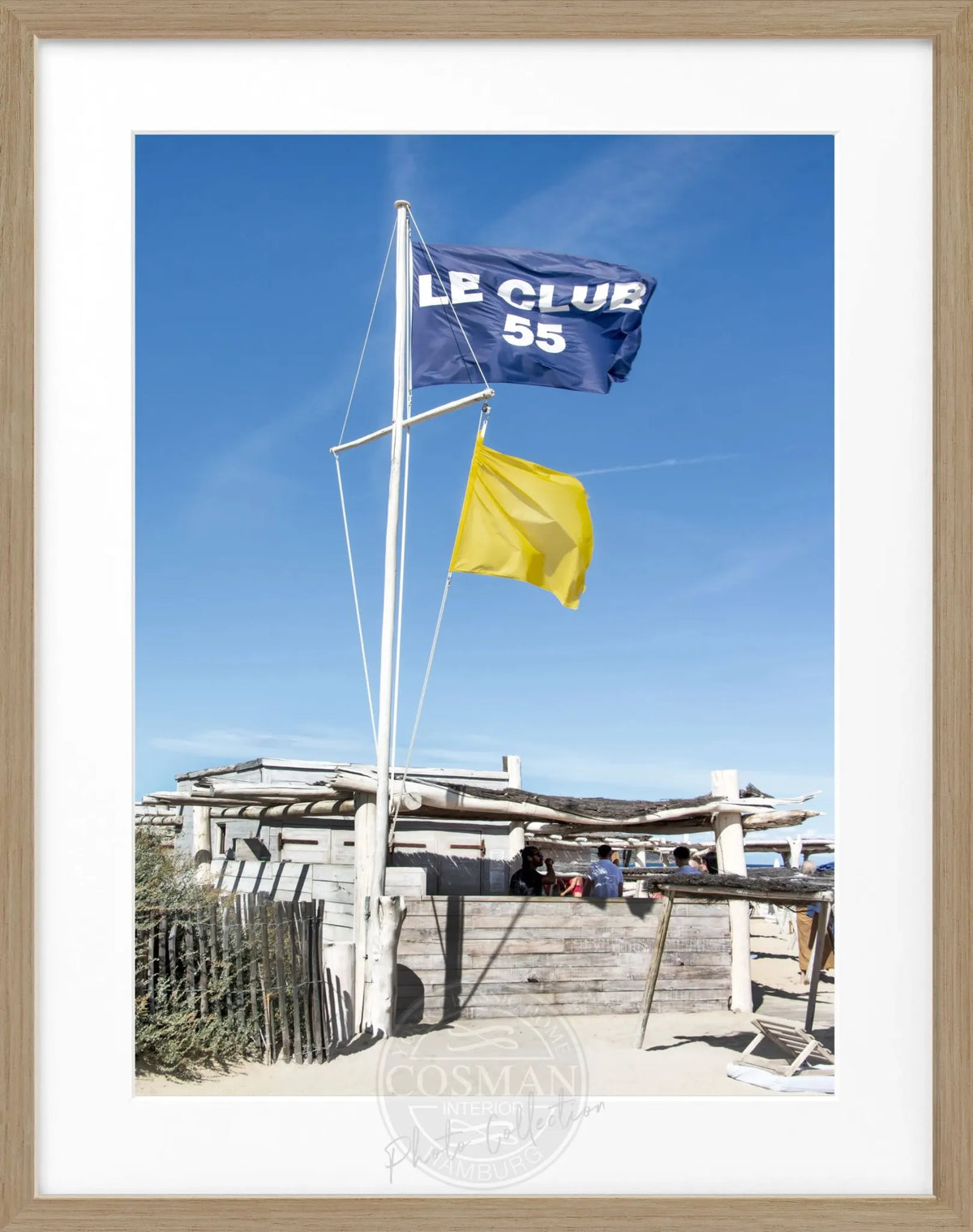 Schwarz-Weiß-Poster mit Rahmen von Cosman-Photocollection, zeigt das Motiv Saint Tropez ’Le Club 55’, Maße 25x31 cm.