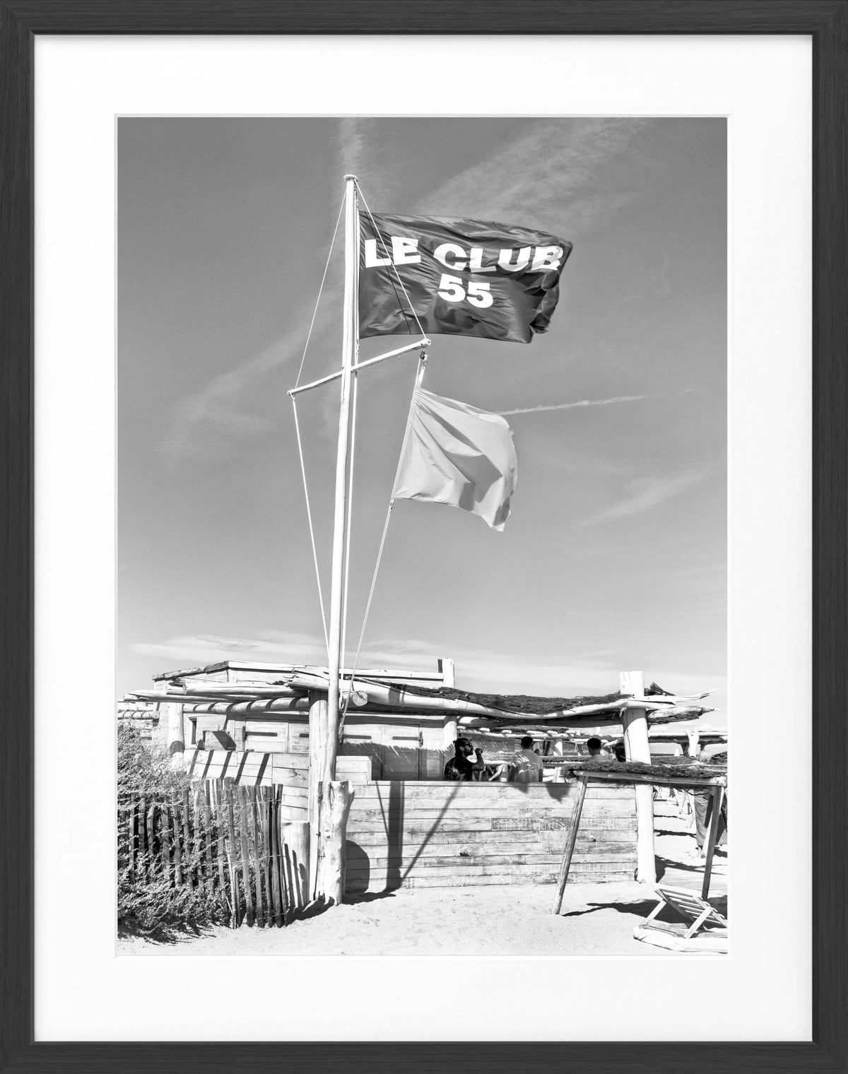 Schwarz-weiß Poster mit Rahmen, Saint Tropez ’Le Club 55’, von Cosman-Photocollection, 25x31 cm, elegante Wanddekoration.
