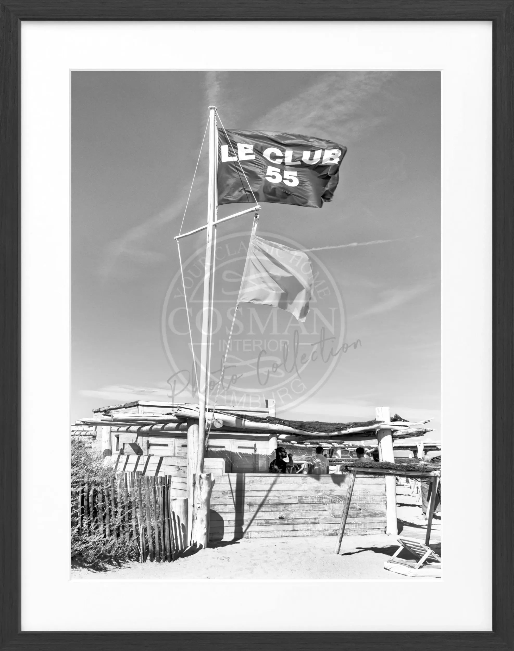Schwarz-weiß Poster mit Rahmen, Saint Tropez ’Le Club 55’, von Cosman-Photocollection, 25x31 cm, elegante Wanddekoration.