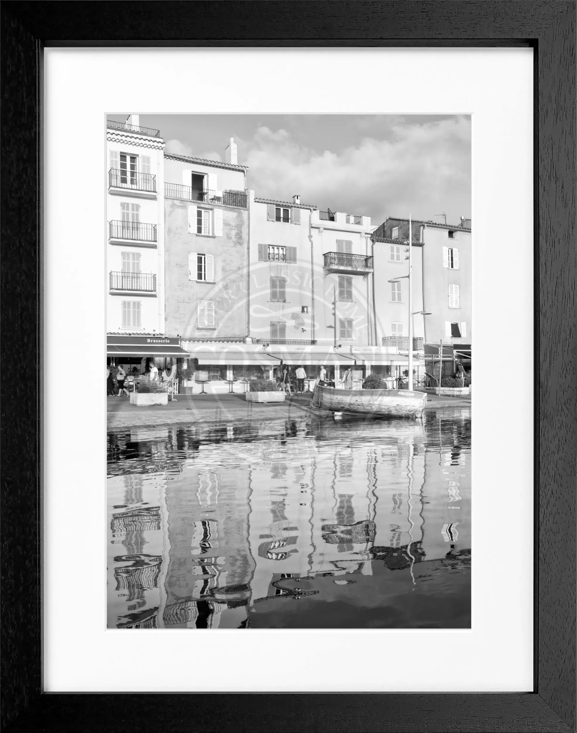 Schwarz-weiß Poster mit Rahmen von Saint Tropez, 25x31 cm, von Cosman-Photocollection, kunstvolles Strandmotiv