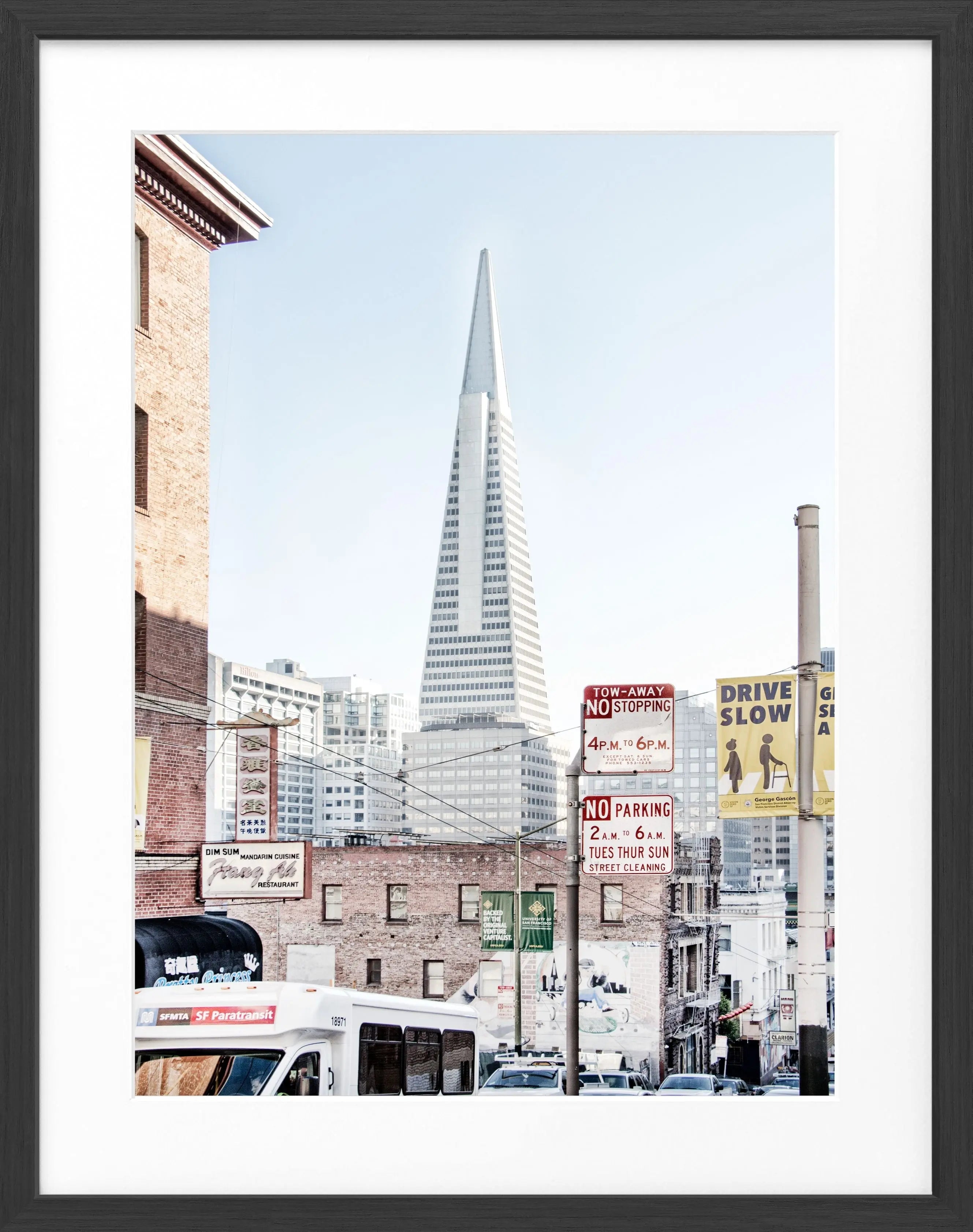 Schwarz-weiß Poster mit Rahmen, zeigt die Transamerica Pyramid im Zentrum von San Francisco, von Cosman-Photocollection.
