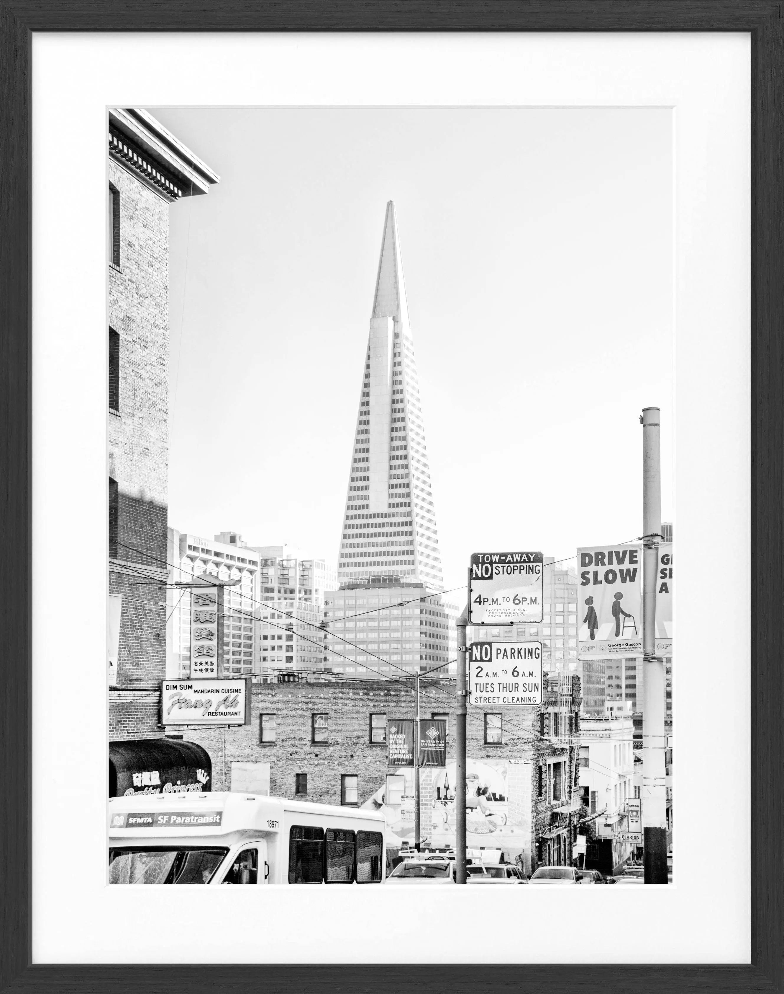 Schwarz-weiß Poster mit Rahmen, San Francisco Transamerica Pyramid im Zentrum, von Cosman-Photocollection, 25x31 cm.