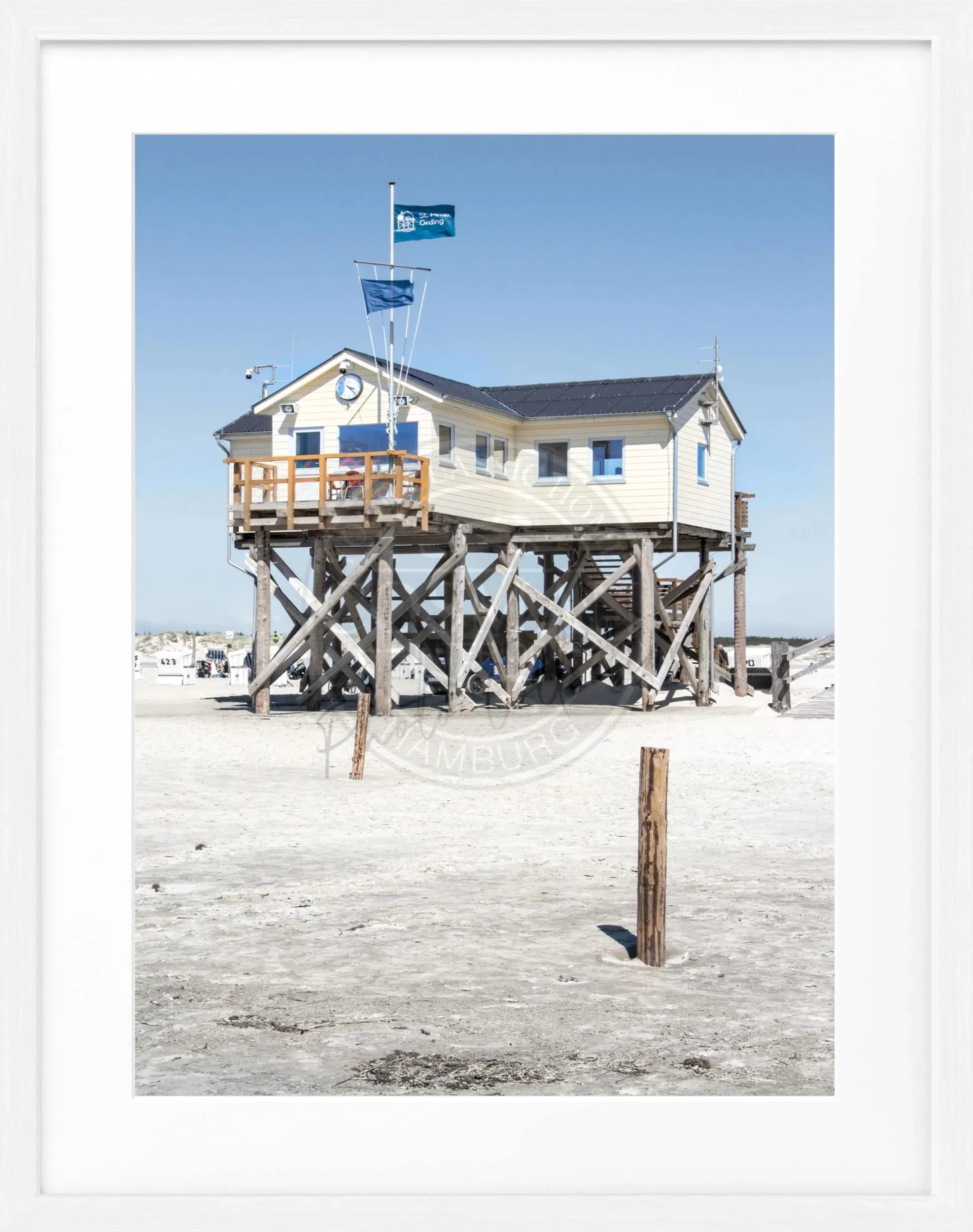 Schwarz-weiß Poster mit Rahmen von Cosman-Photocollection, Sankt Peter Ording Beach House Motiv, 25x31cm, dekoratives Wandbild