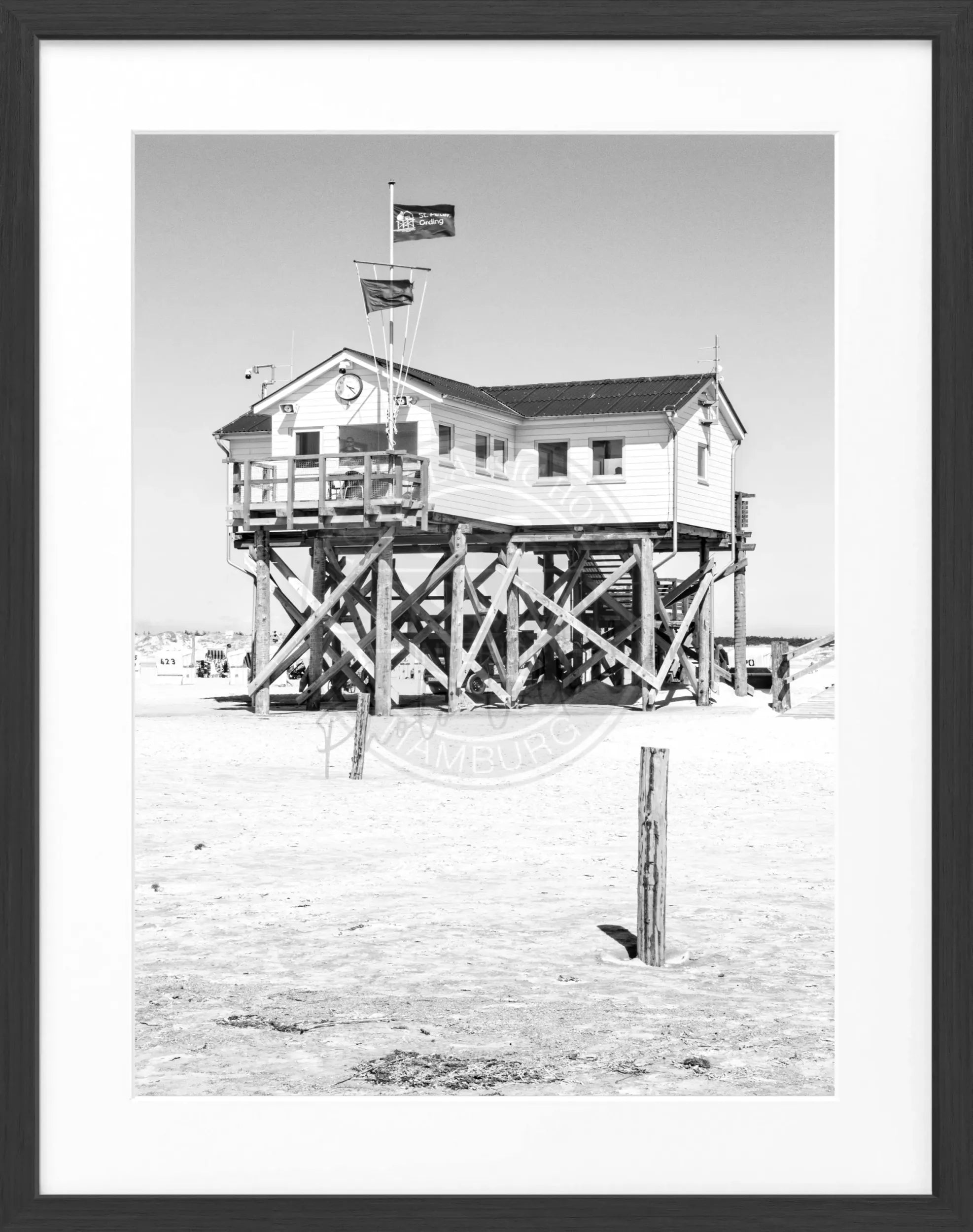 Schwarz-weiß Poster mit Rahmen, Sankt Peter Ording "Beach House" von Cosman-Photocollection, 25x31 cm, dekoratives Wandbild