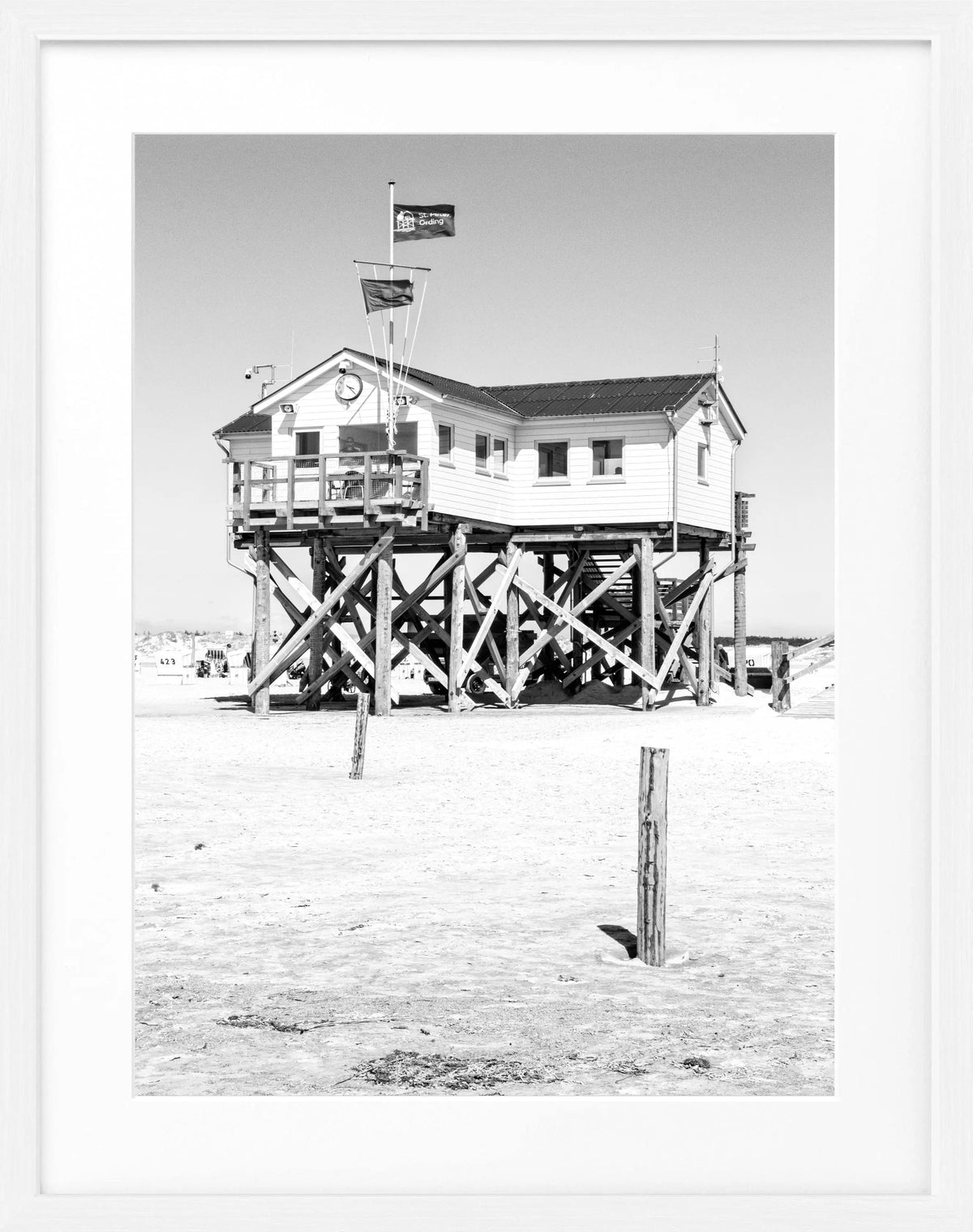 Schwarz-weiß Poster mit Rahmen von Cosman-Photocollection, Sankt Peter Ording Beach House Motiv, 25x31 cm.