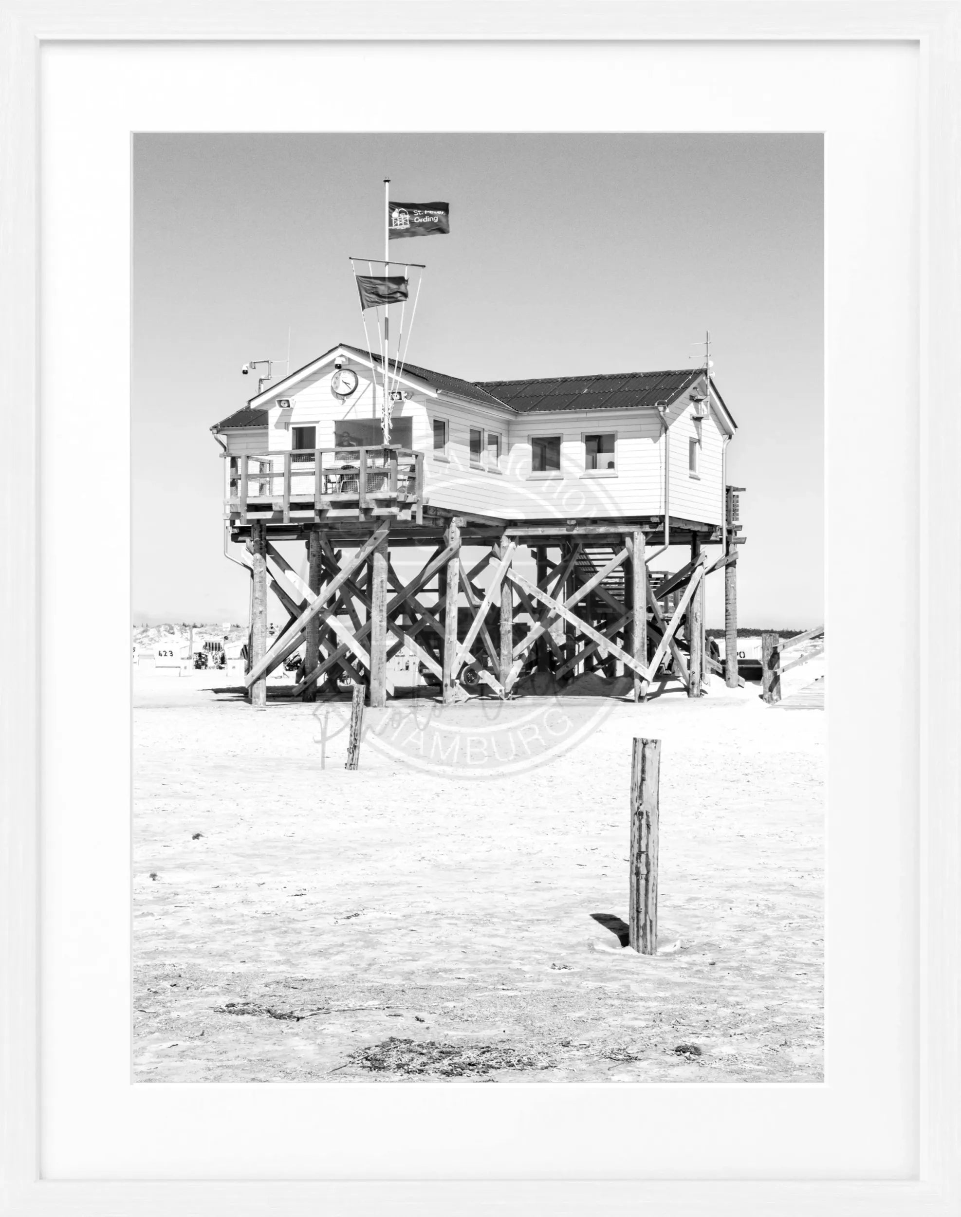 Schwarz-weiß Poster mit Rahmen von Cosman-Photocollection, Sankt Peter Ording Beach House Motiv, 25x31 cm.