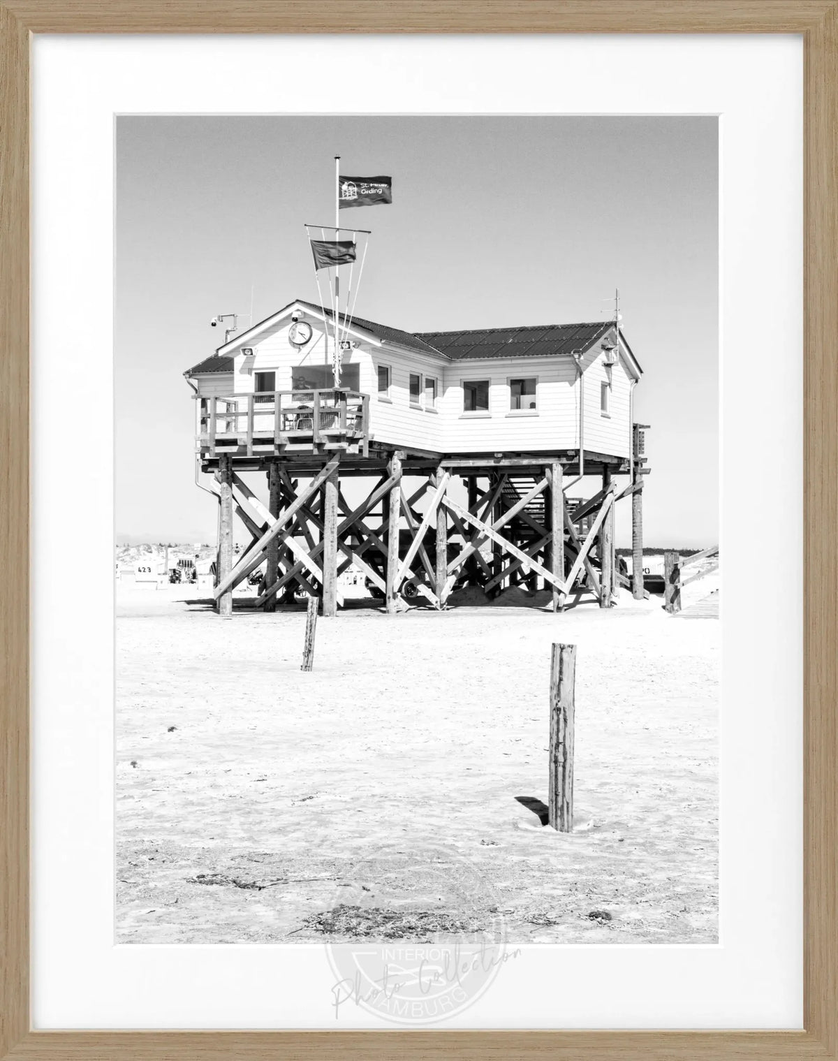 Schwarz-weiß Poster mit Rahmen, Sankt Peter Ording Beach House Motiv, 25x31cm, von Cosman-Photocollection