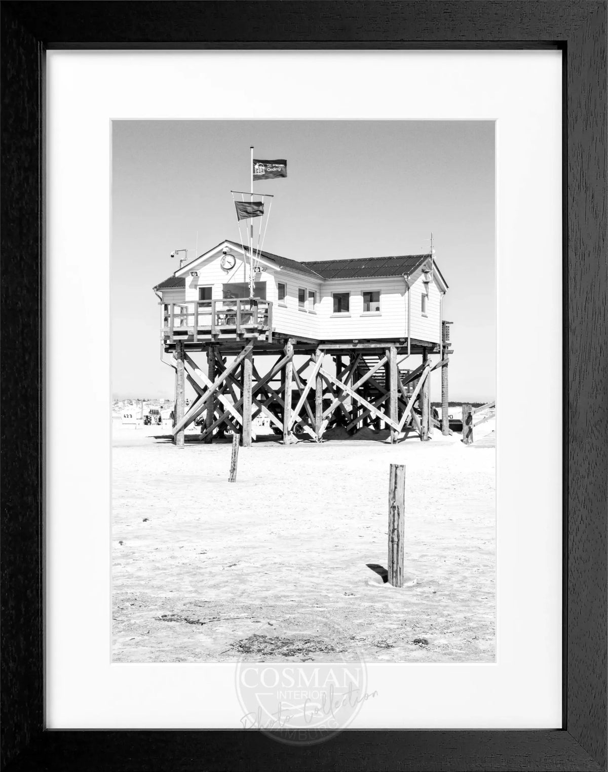 Schwarz-weiß Poster mit Rahmen, Sankt Peter Ording Beach House Motiv, 25x31cm, von Cosman-Photocollection
