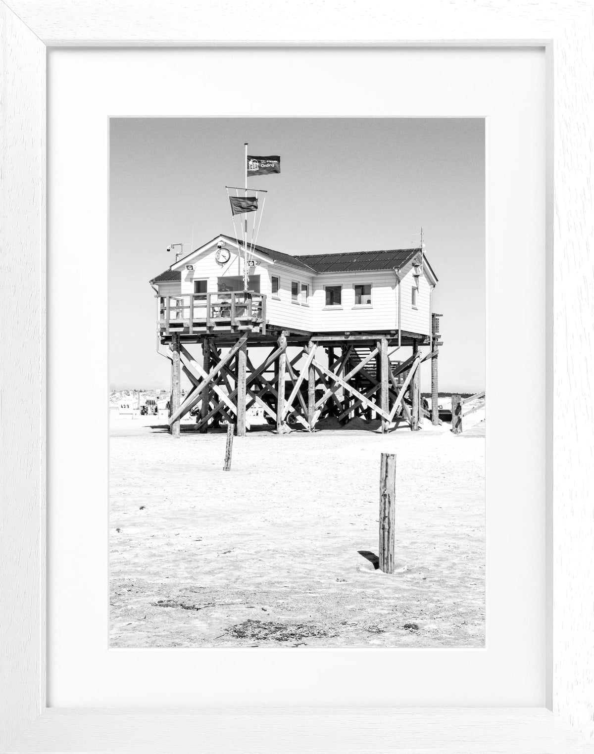 Schwarz-weiß Poster mit Rahmen von Cosman-Photocollection, Motiv Sankt Peter Ording "Beach House" in 25x31 cm